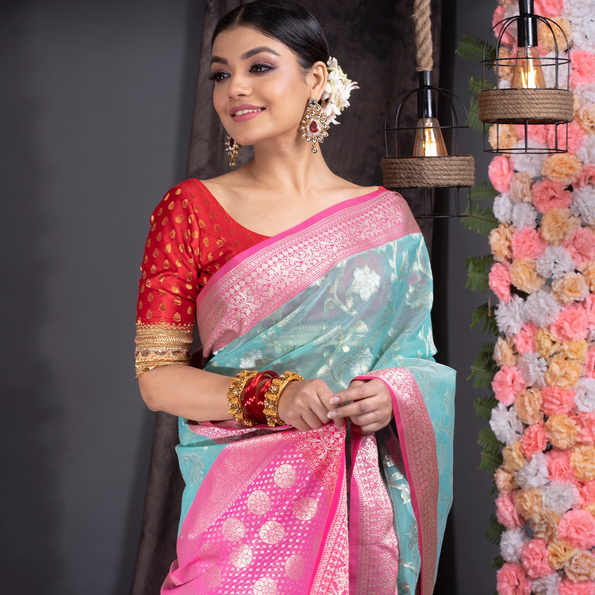 Women's Sea Green With Floral Zari Jaal Body And Contrasting Border Pallu - Boveee