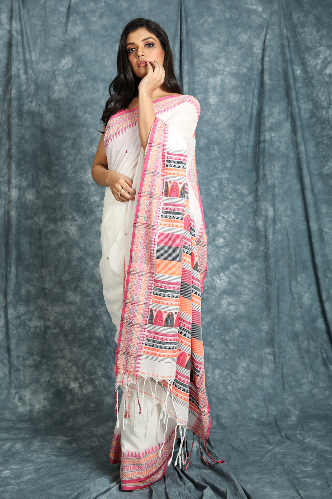Women's White  Pure Cotton Handloom With Thread  Worked Border And Pallu - In Weave Sarees