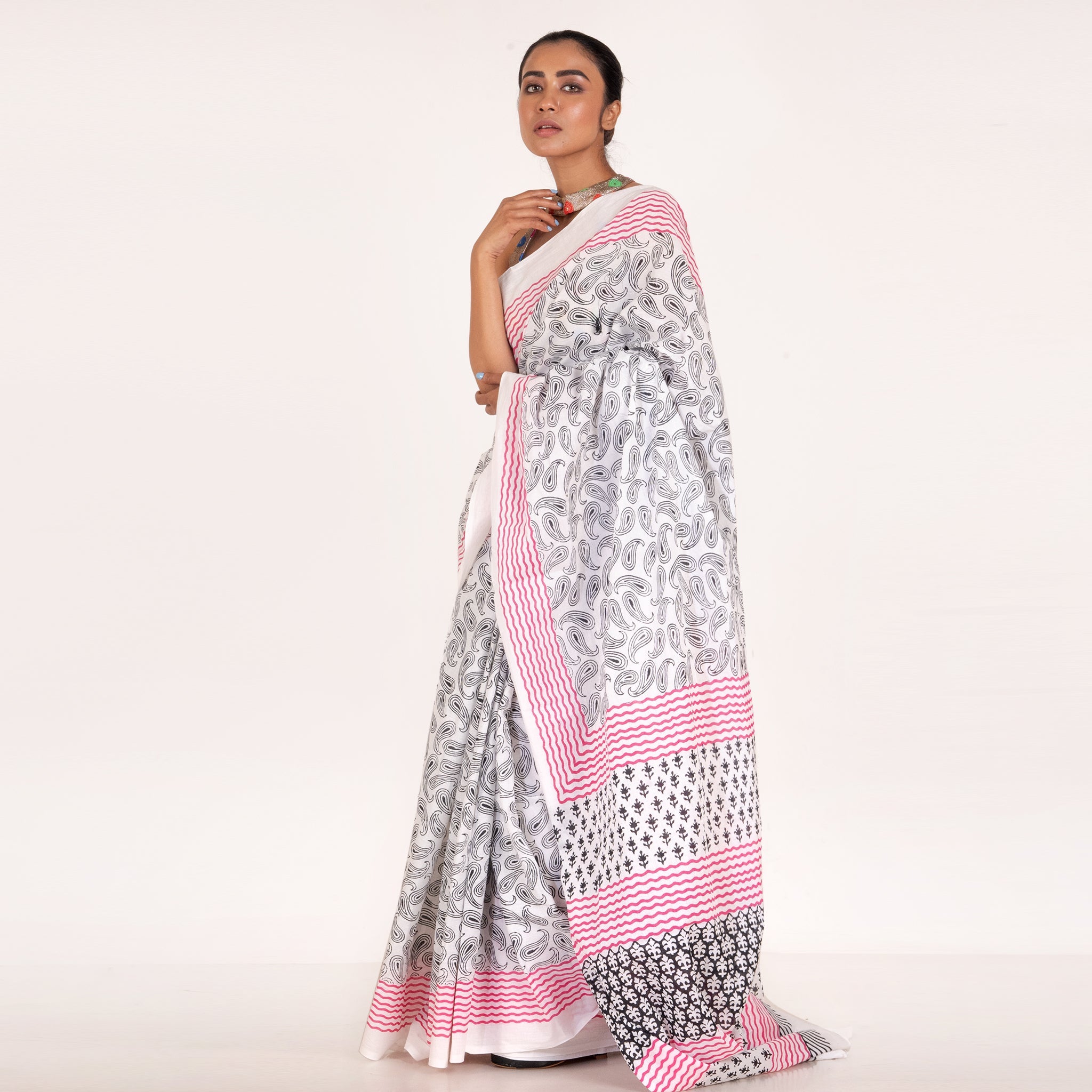 Women's White And Black Handloom Bagru Malmal Saree With Ambi Motifs And Contrasting Border - Boveee