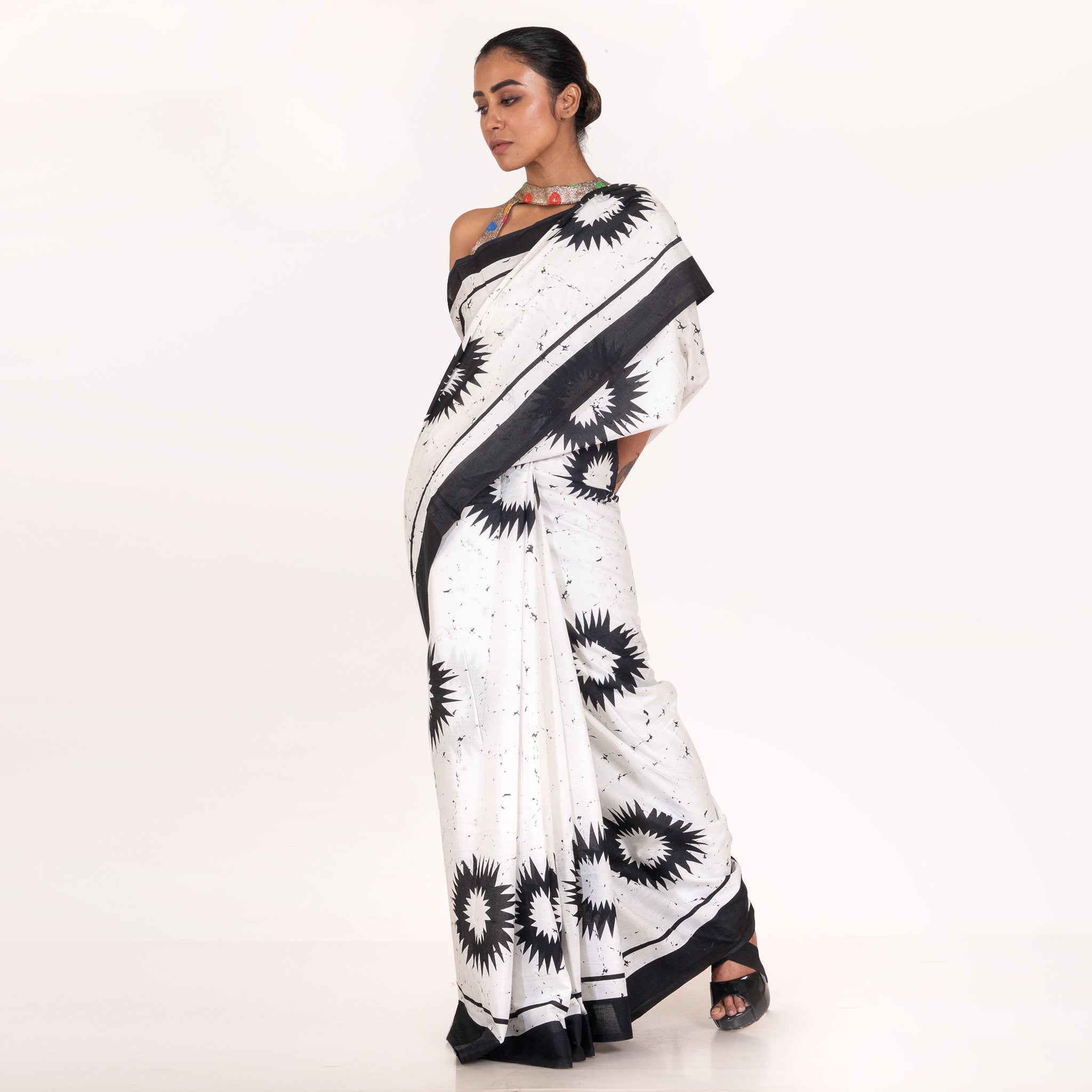 Women's White And Black Handloom Bagru Malmal Saree With Black Splash Print - Boveee