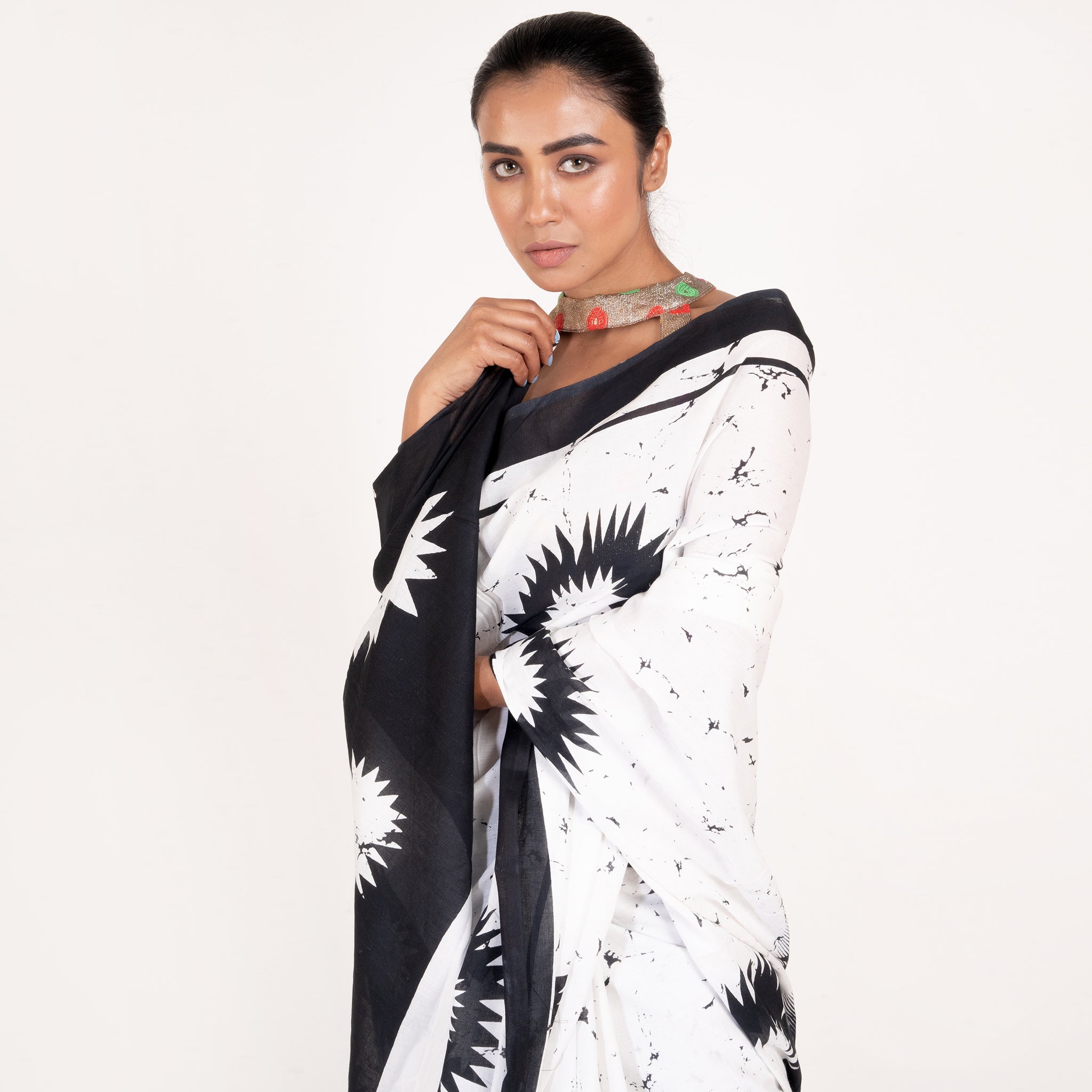 Women's White And Black Handloom Bagru Malmal Saree With Black Splash Print - Boveee