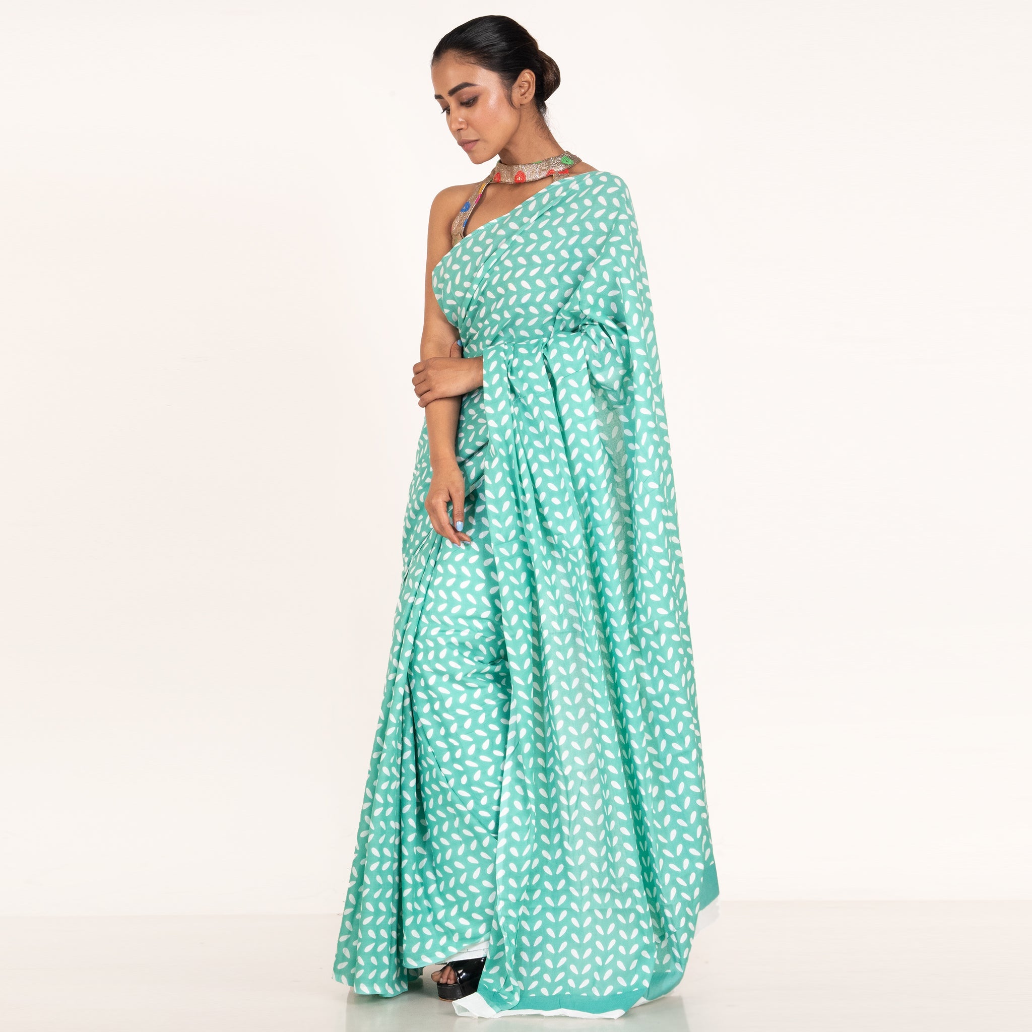 Women's Rexona Green Handloom Bagru Malmal Saree With White Leaf Print - Boveee