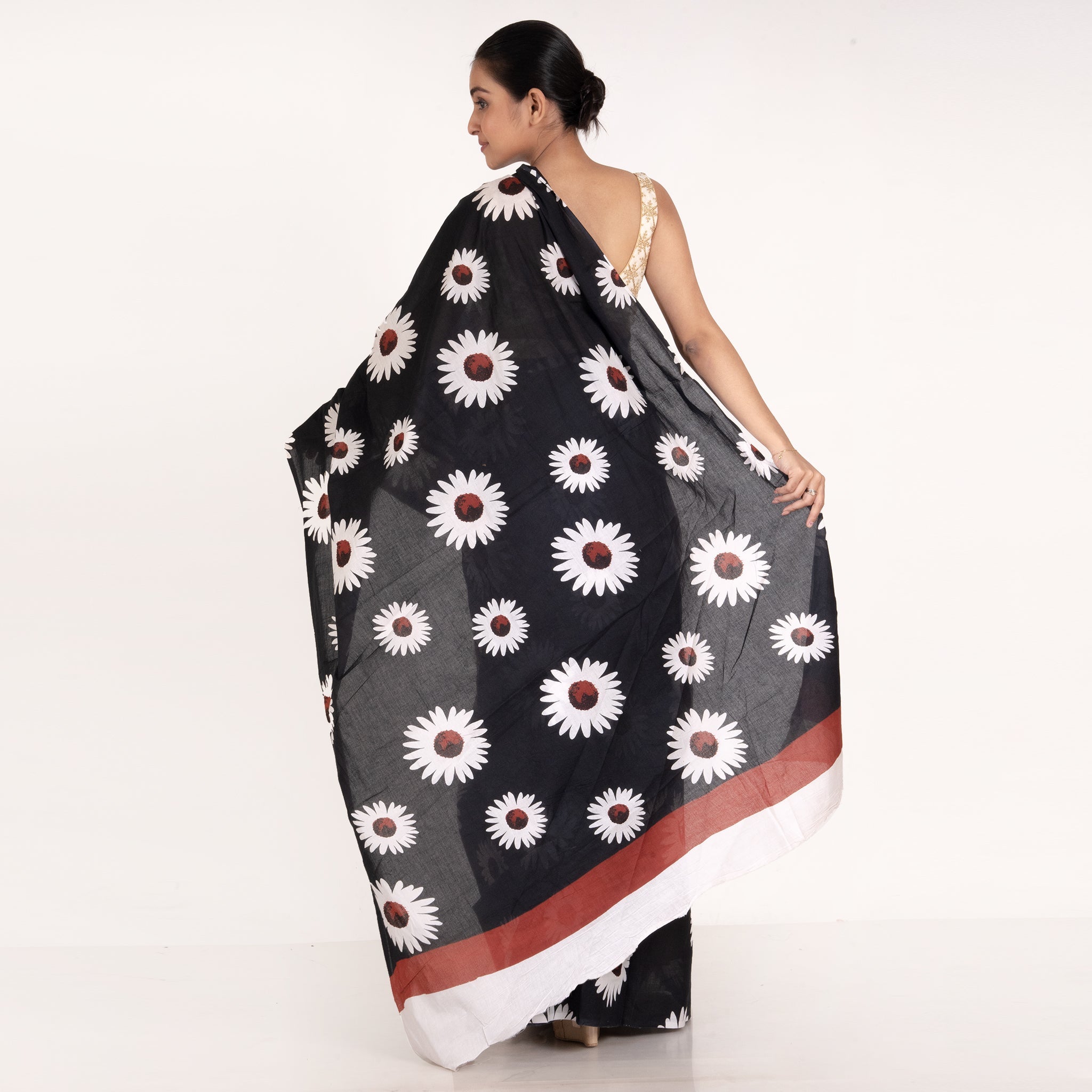 Women's Black Handloom Bagru Malmal Sunflower Printed Saree - Boveee