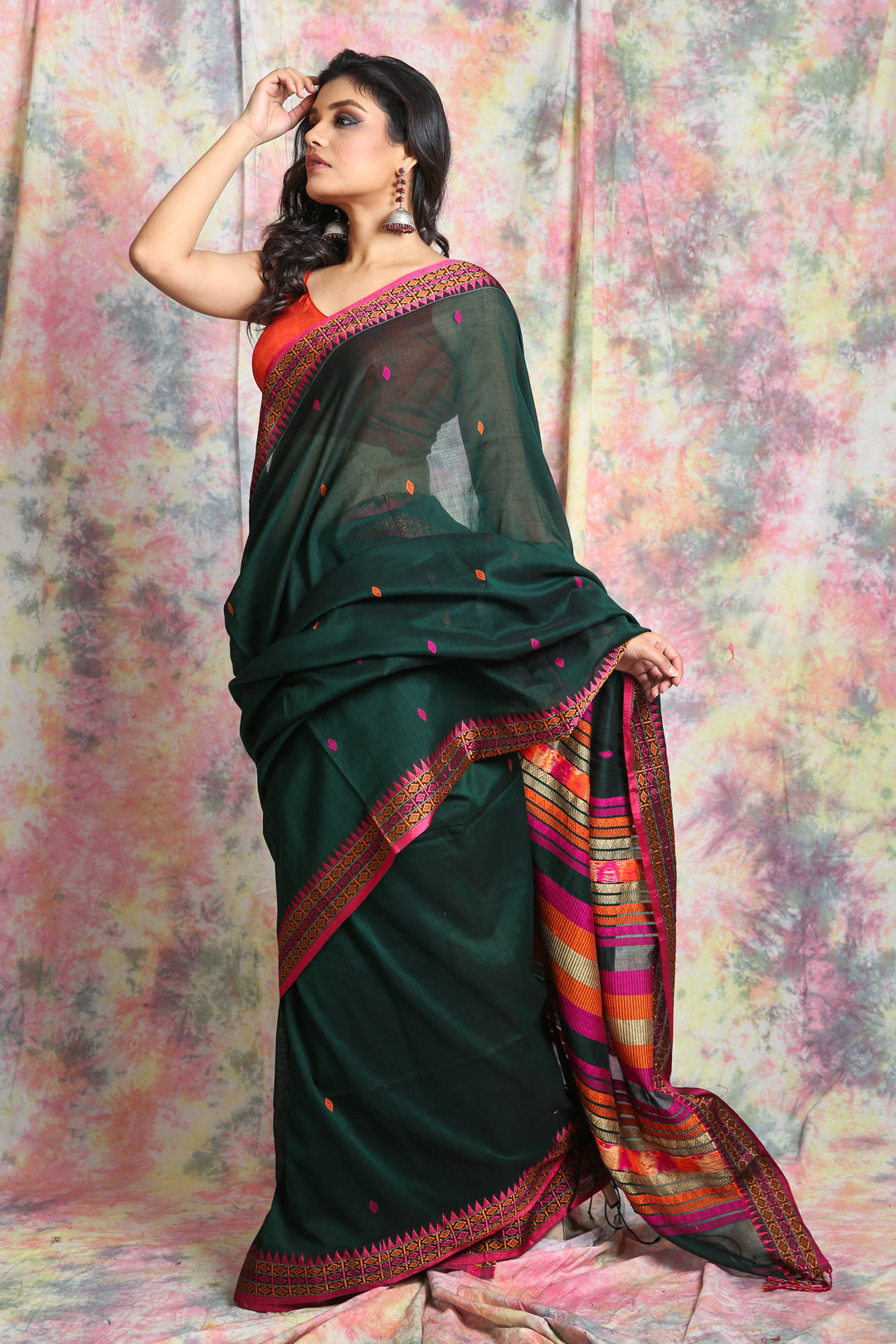 Women's Deep Green  Pure Cotton Handloom With Thread  Worked Border And Pallu - In Weave Sarees