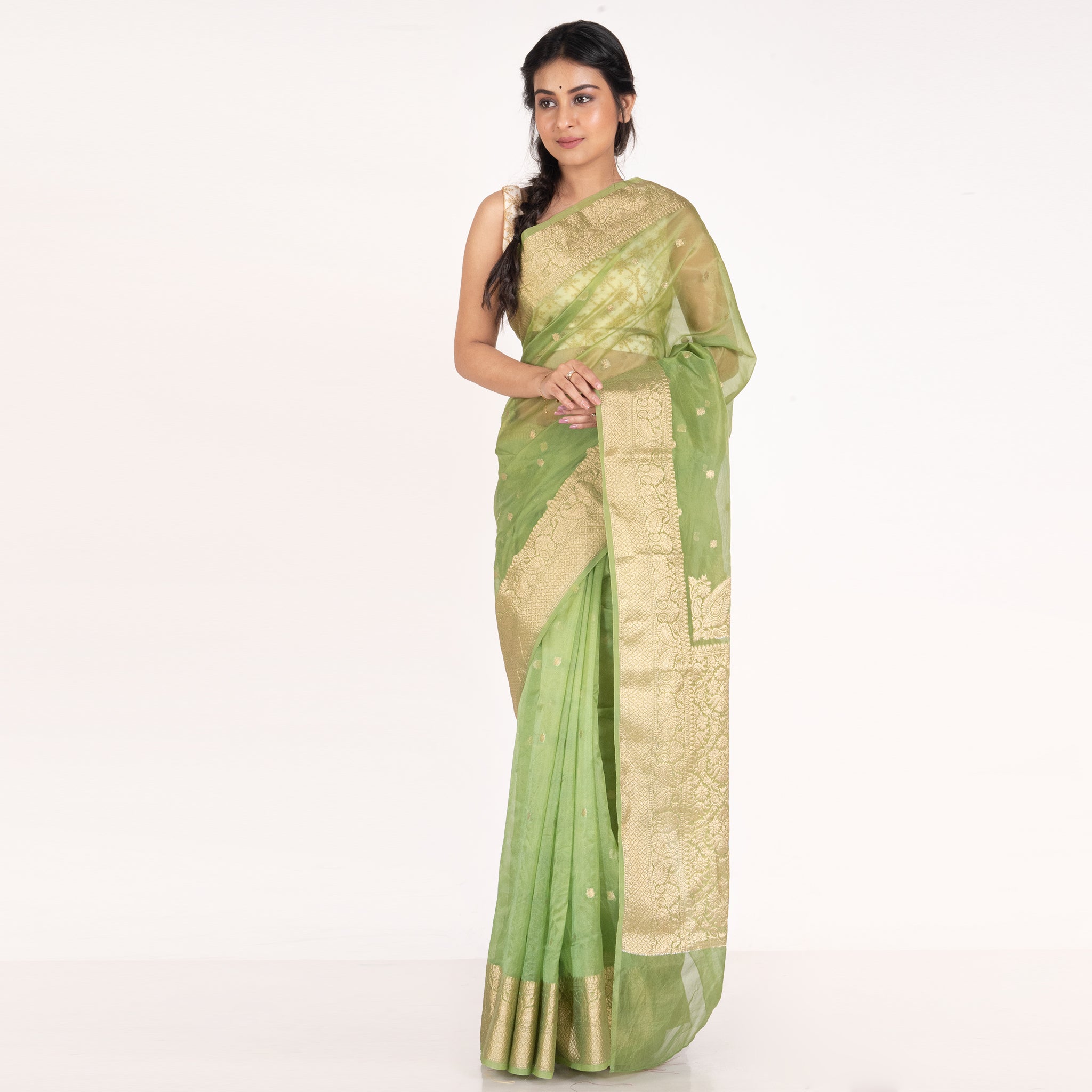 Women's Green Kora Organza Banarasi Silk Saree With Golden Border And Woven Pallu - Boveee