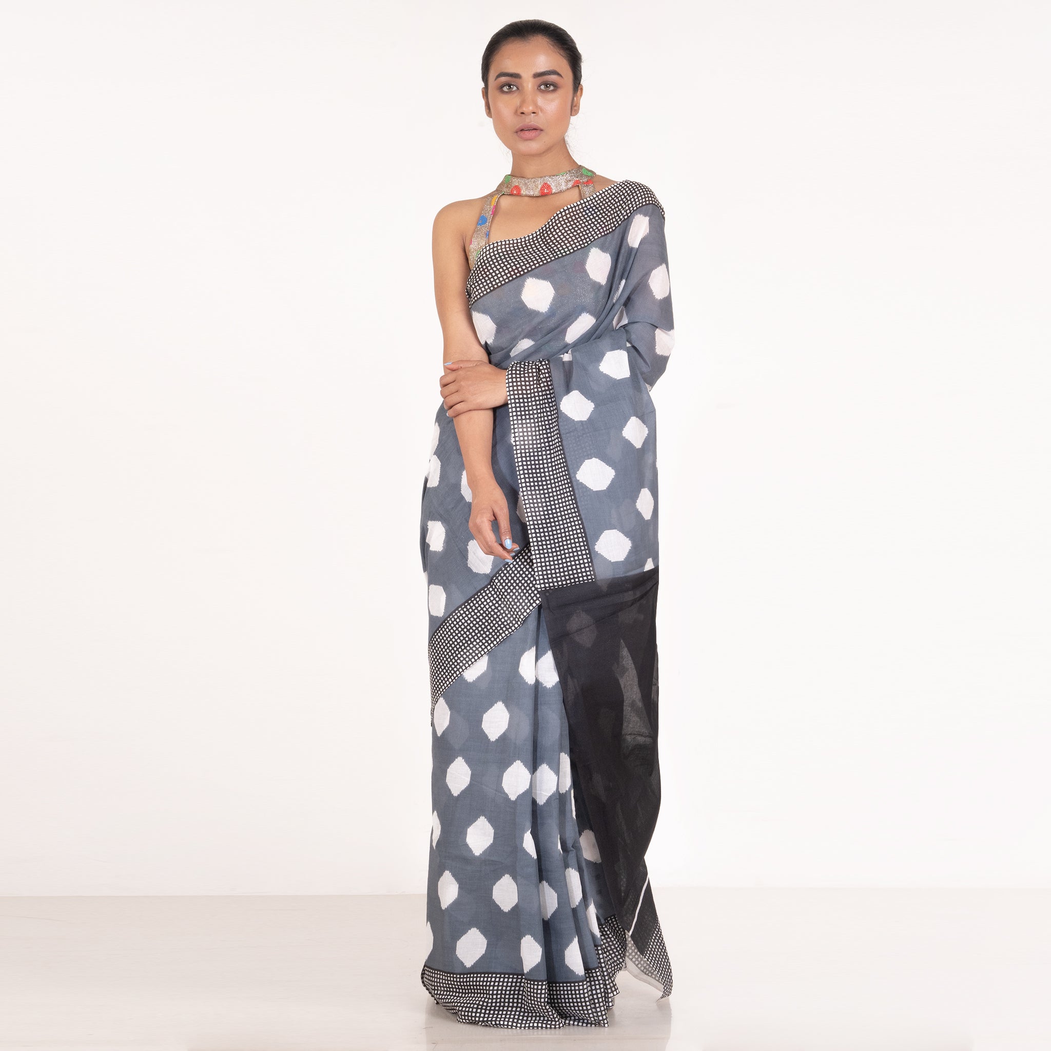 Women's Grey Handloom Bagru Malmal Saree With White Prints - Boveee