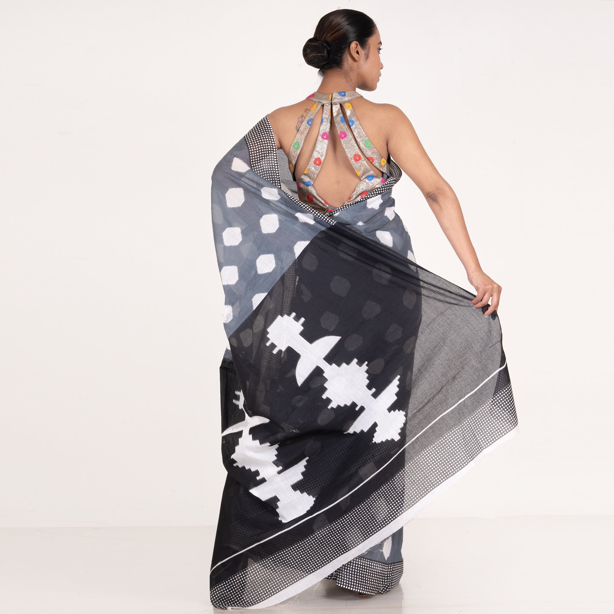 Women's Grey Handloom Bagru Malmal Saree With White Prints - Boveee