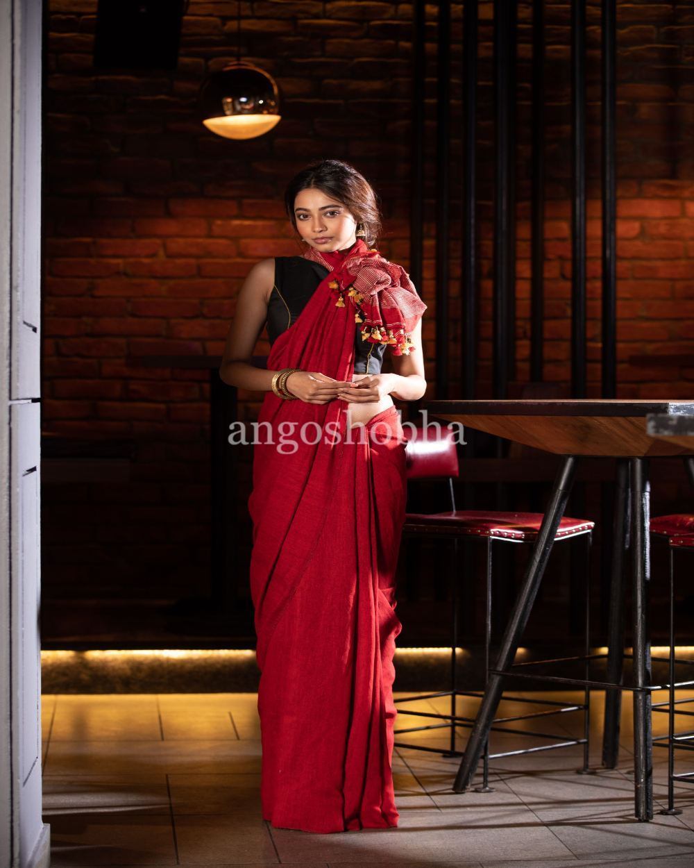 Women's Red handwoven Noyel Silk Saree - Angoshobha