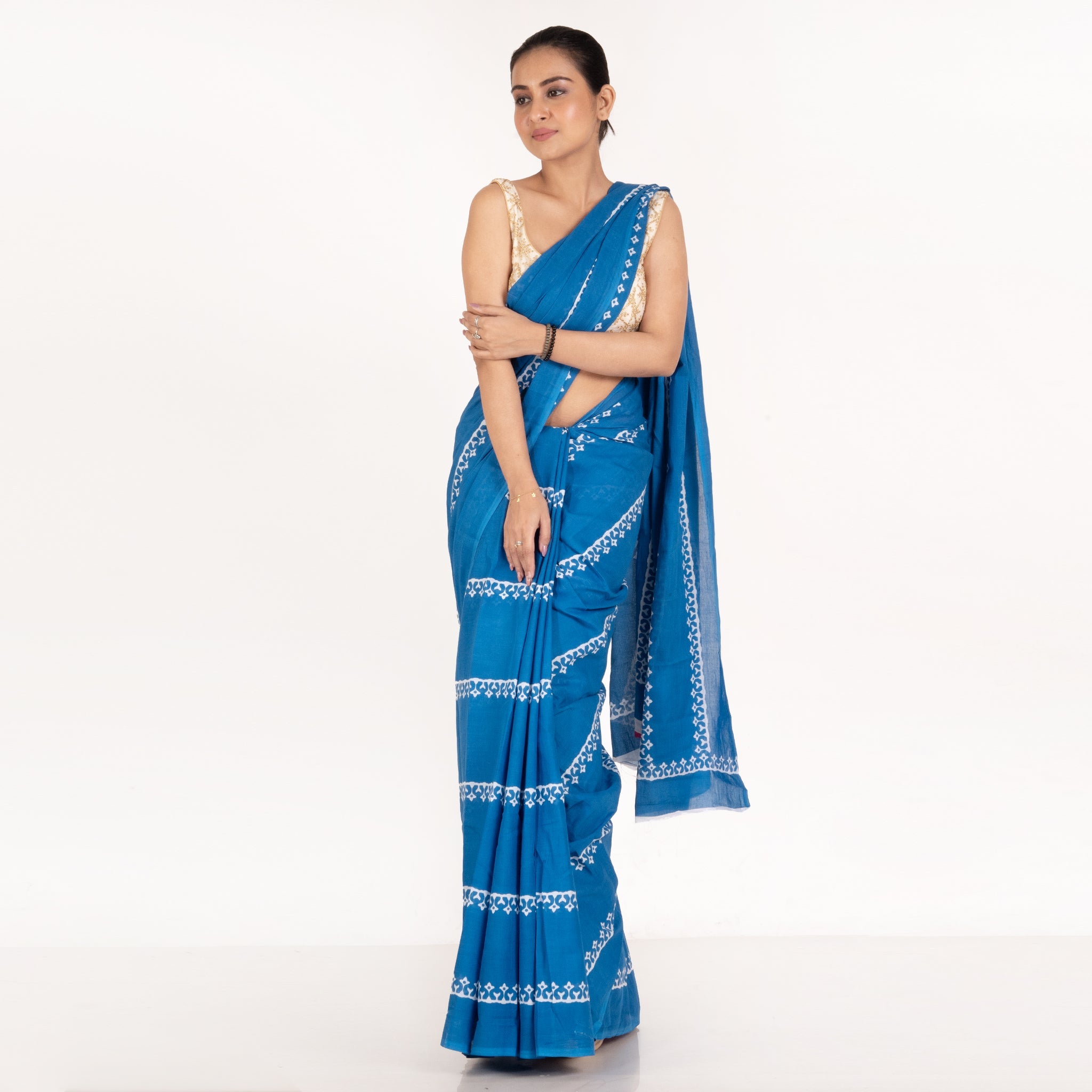 Women's Blue Handloom Bagru Malmal Saree With White Prints - Boveee