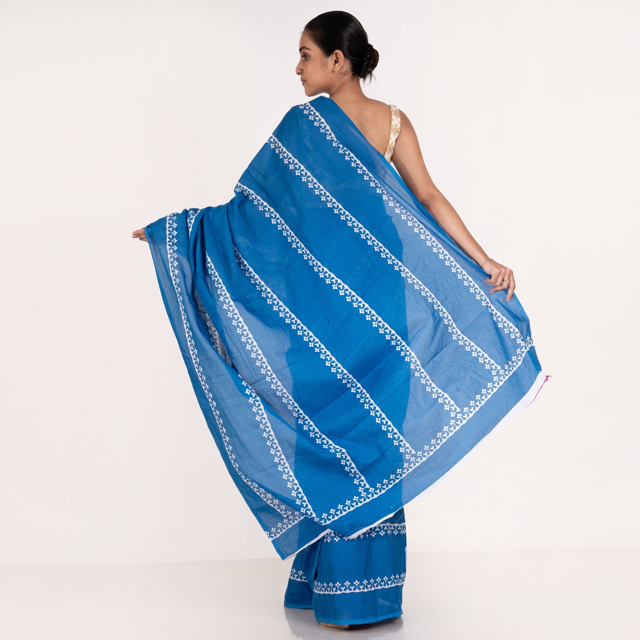 Women's Blue Handloom Bagru Malmal Saree With White Prints - Boveee