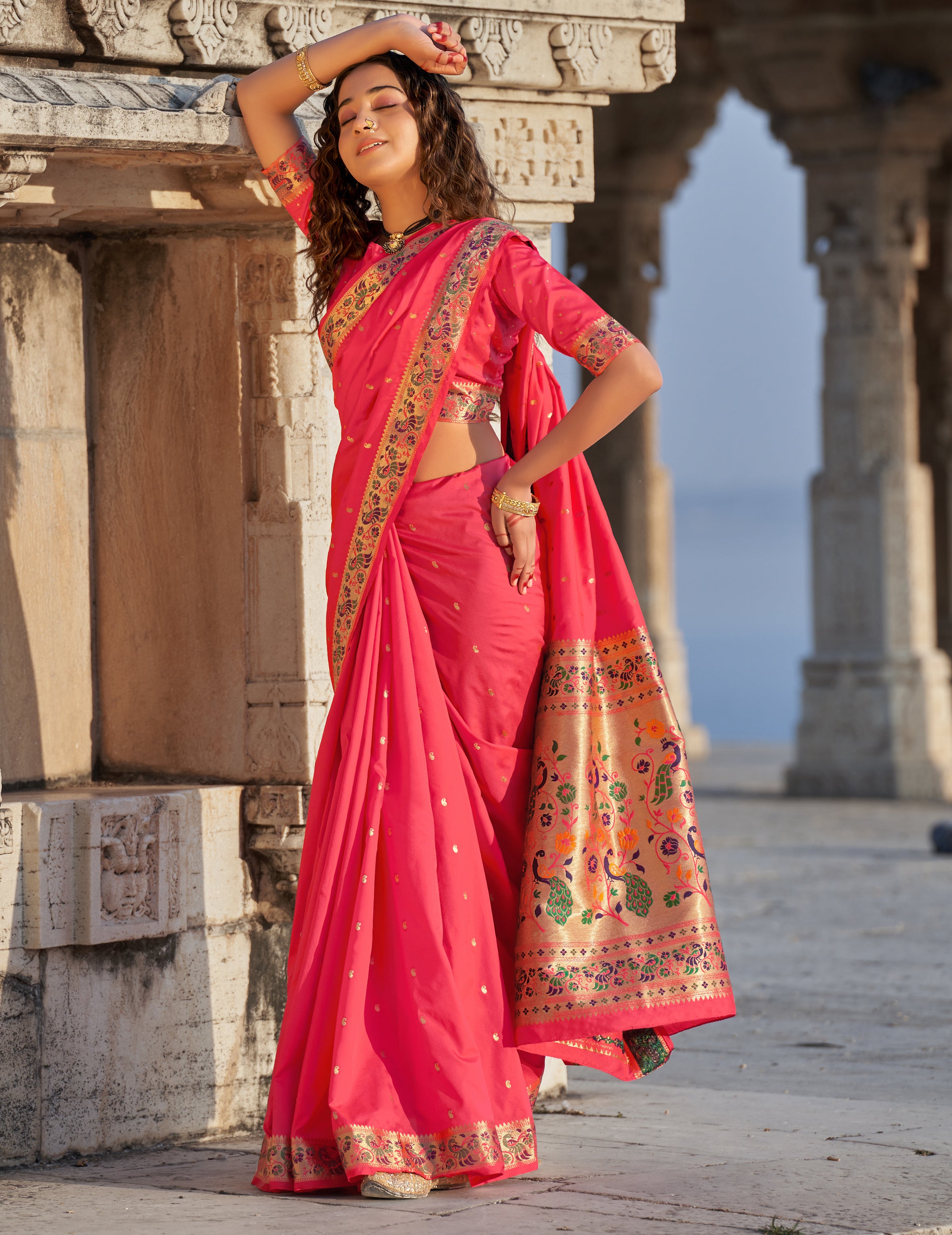 Women's Pink Weaving Banarasi Silk Classic Saree - Monjolika