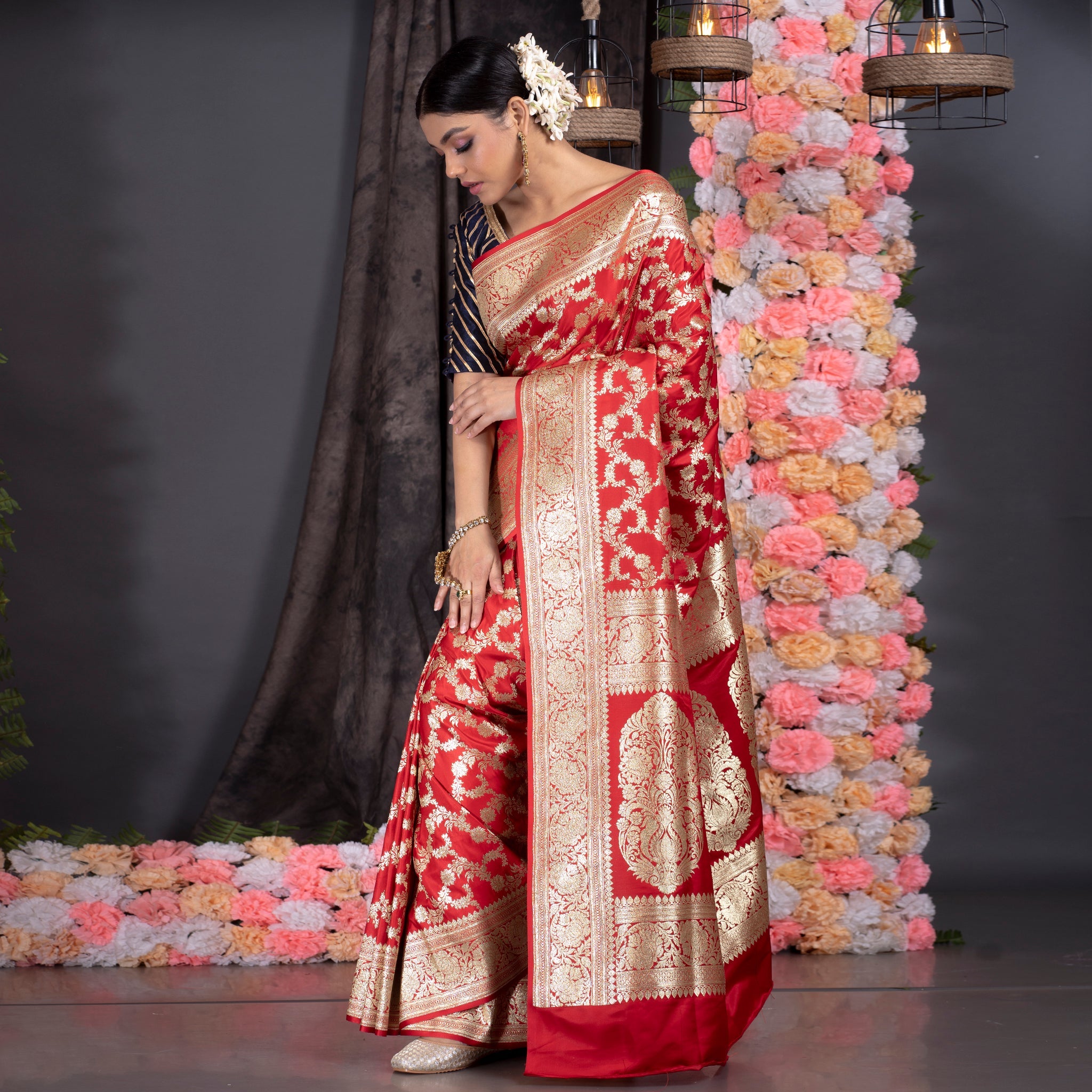 Women's Red Banarasi Silk Katan Saree With Floral Jaal Booti Zari Border Pallu - Boveee