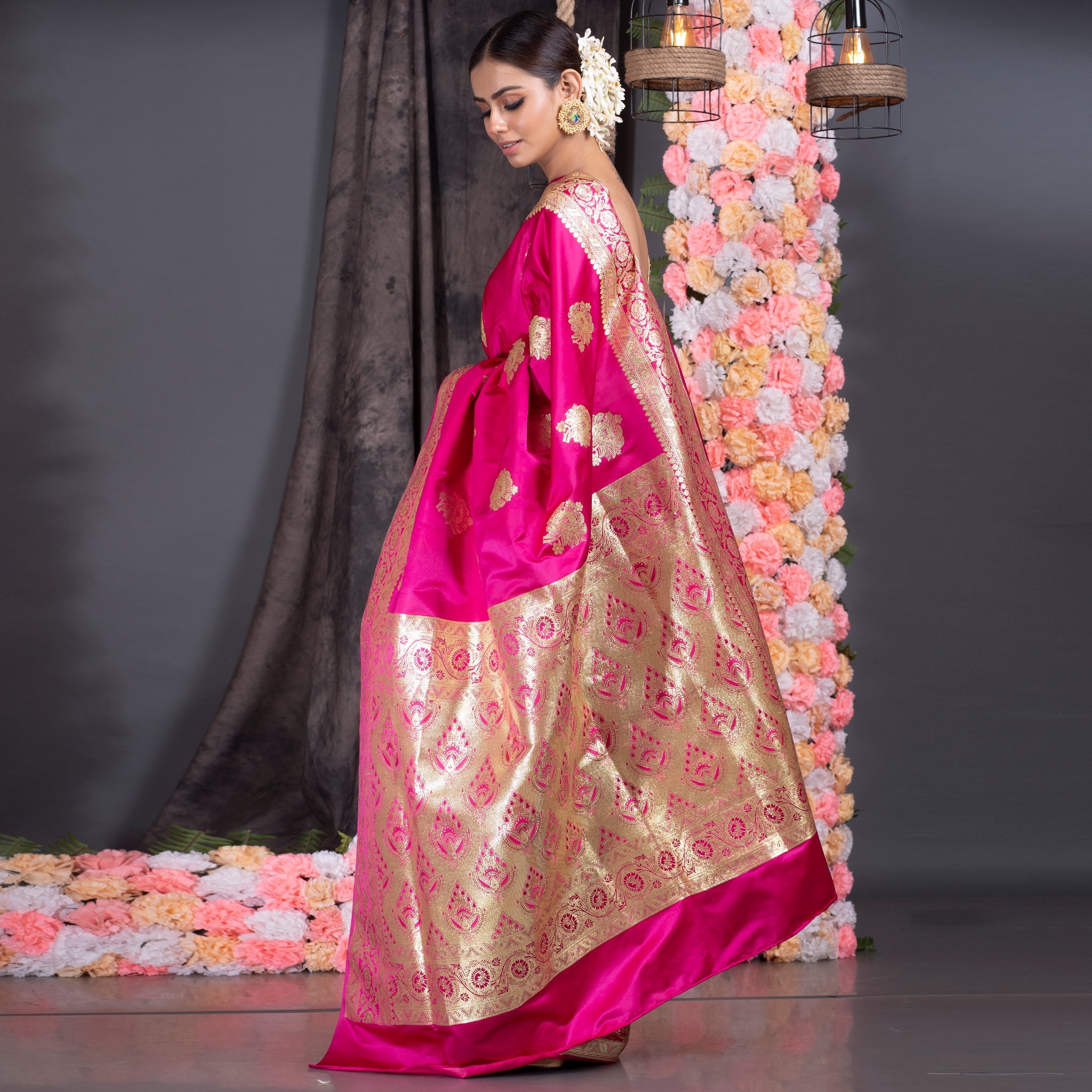 Women's Pink Banarasi Silk Katan Saree With Floral Booti Zari Border Pallu - Boveee