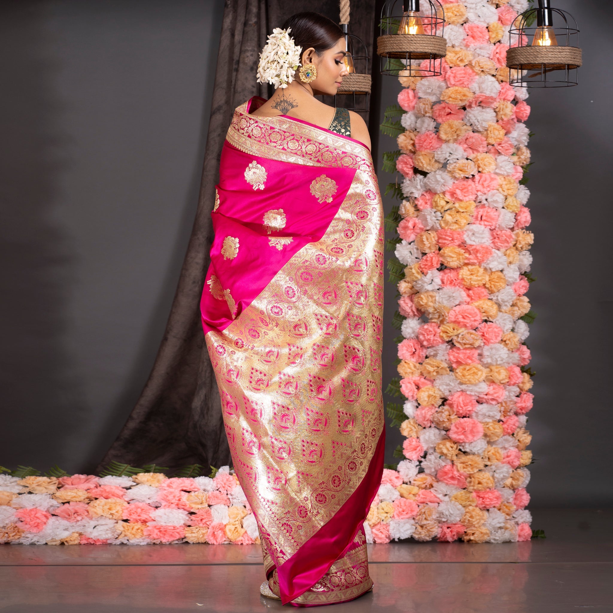 Women's Pink Banarasi Silk Katan Saree With Floral Booti Zari Border Pallu - Boveee