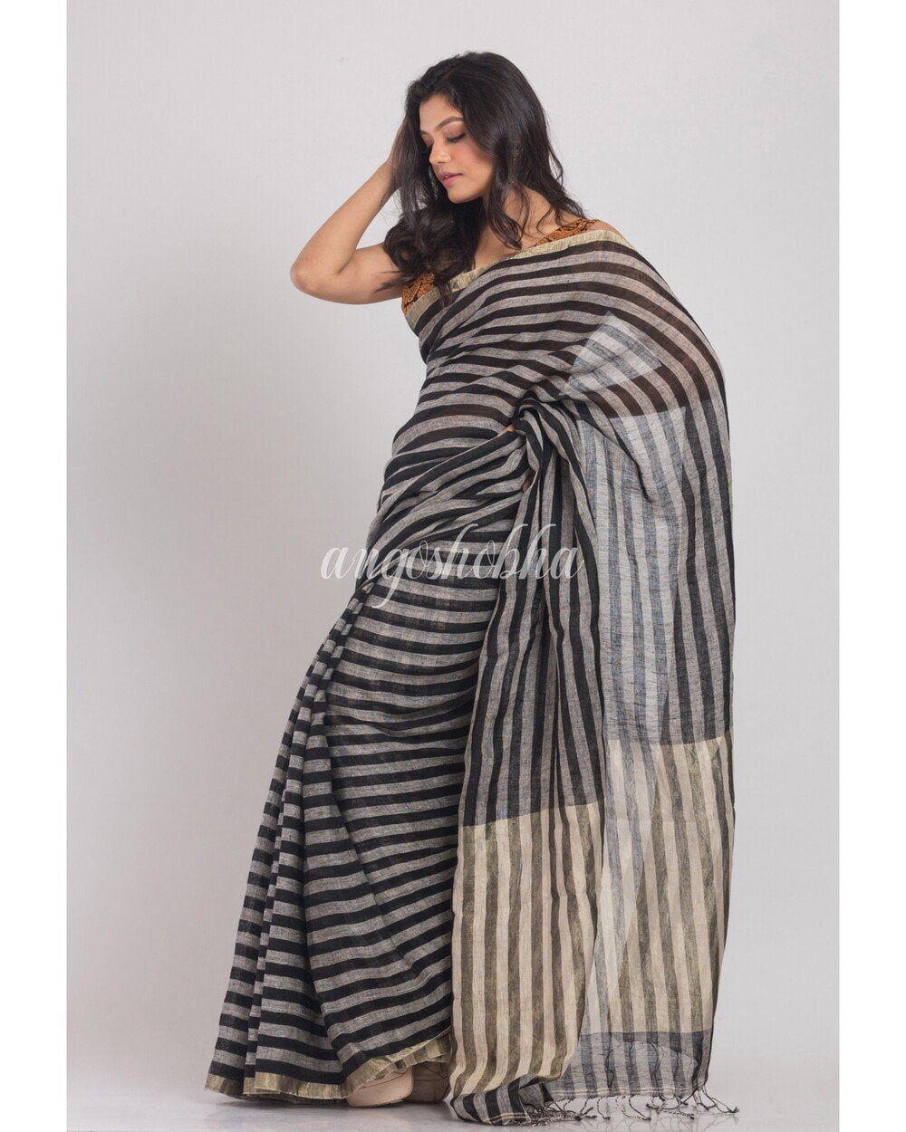 Women's Grey Handwoven Linen Saree - Angoshobha