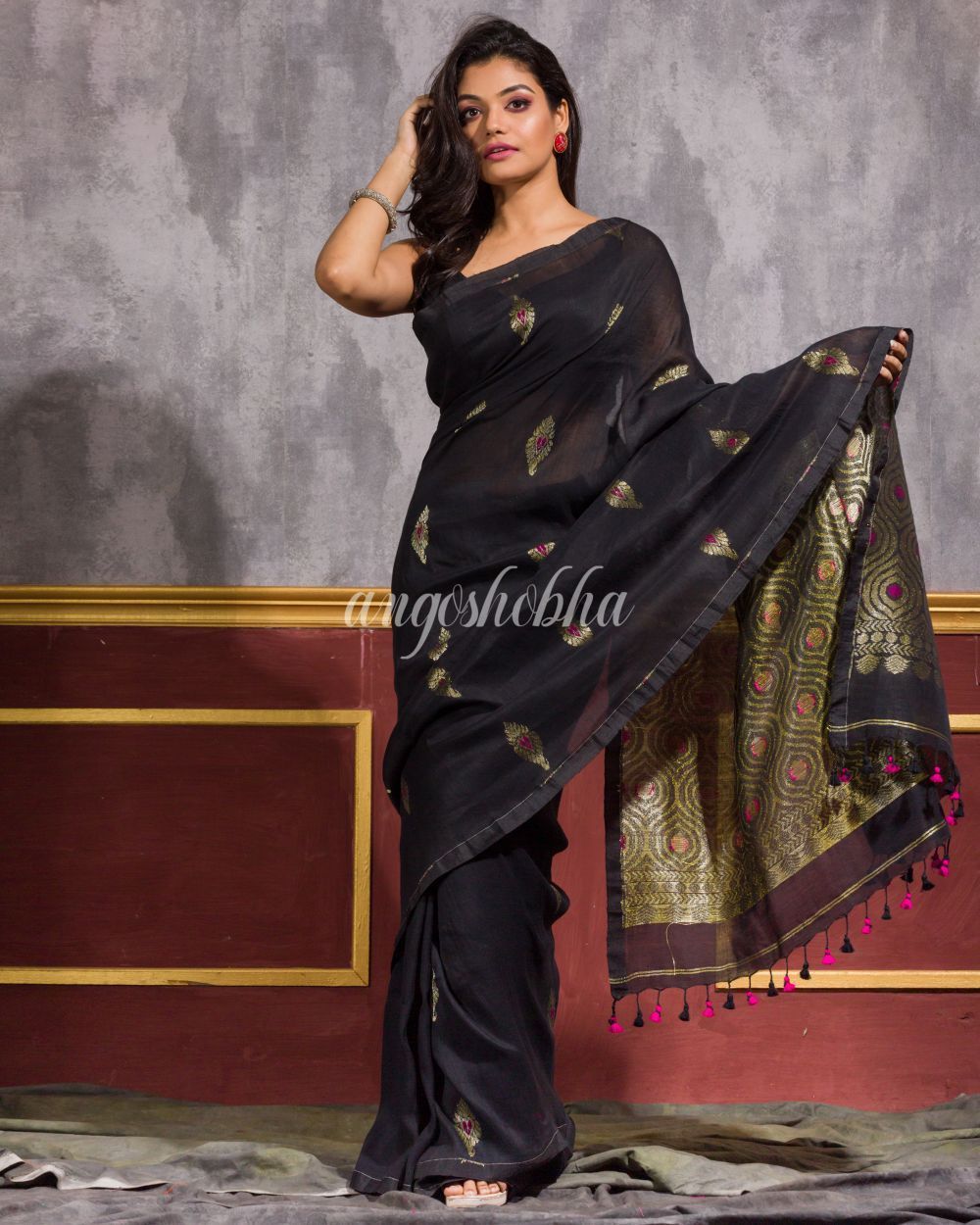 Women's Black Handwoven Linen Saree - Angoshobha