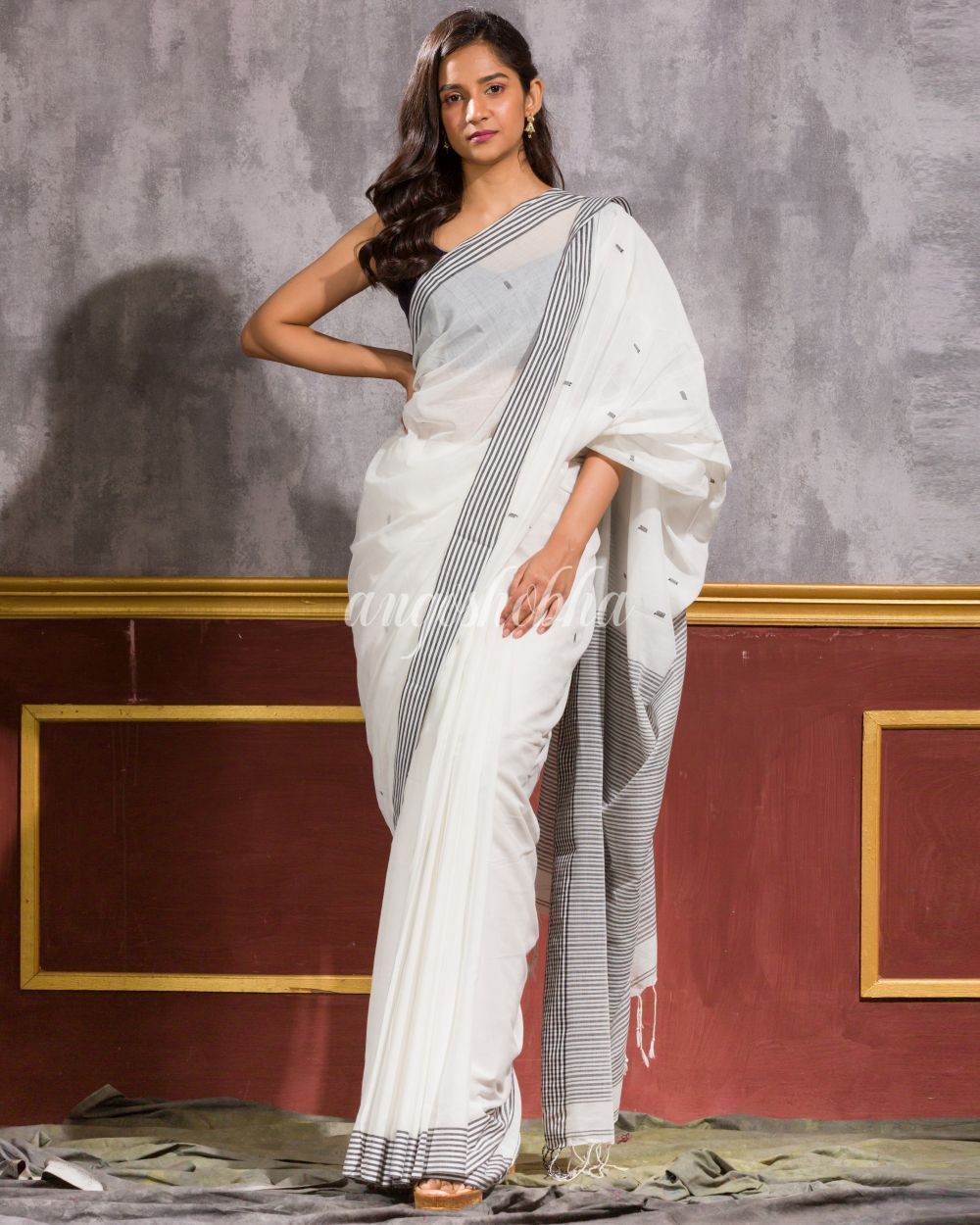 Women's White Handwoven Cotton Saree - Angoshobha