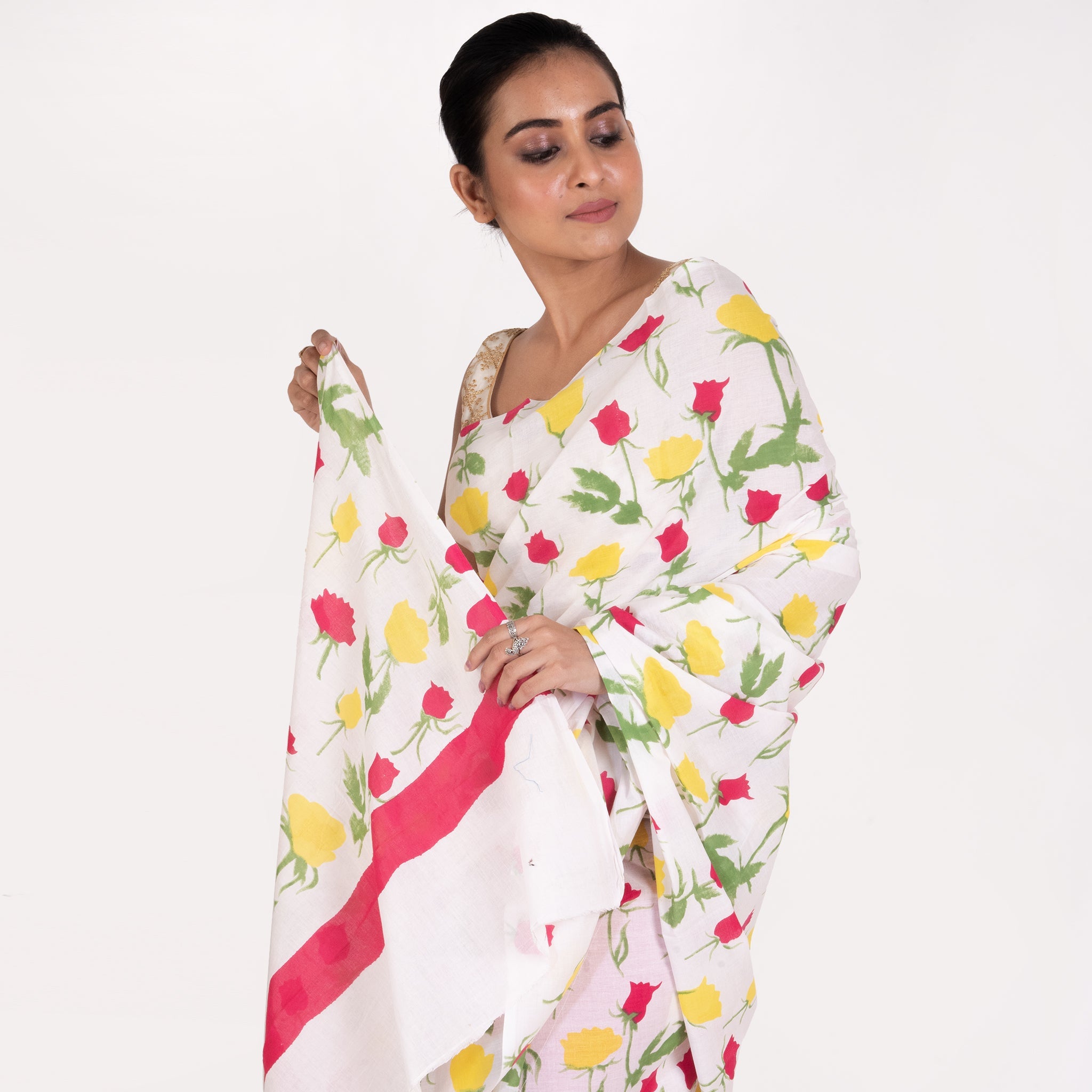 Women's Ivory Handloom Bagru Malmal Saree With Floral Prints - Boveee