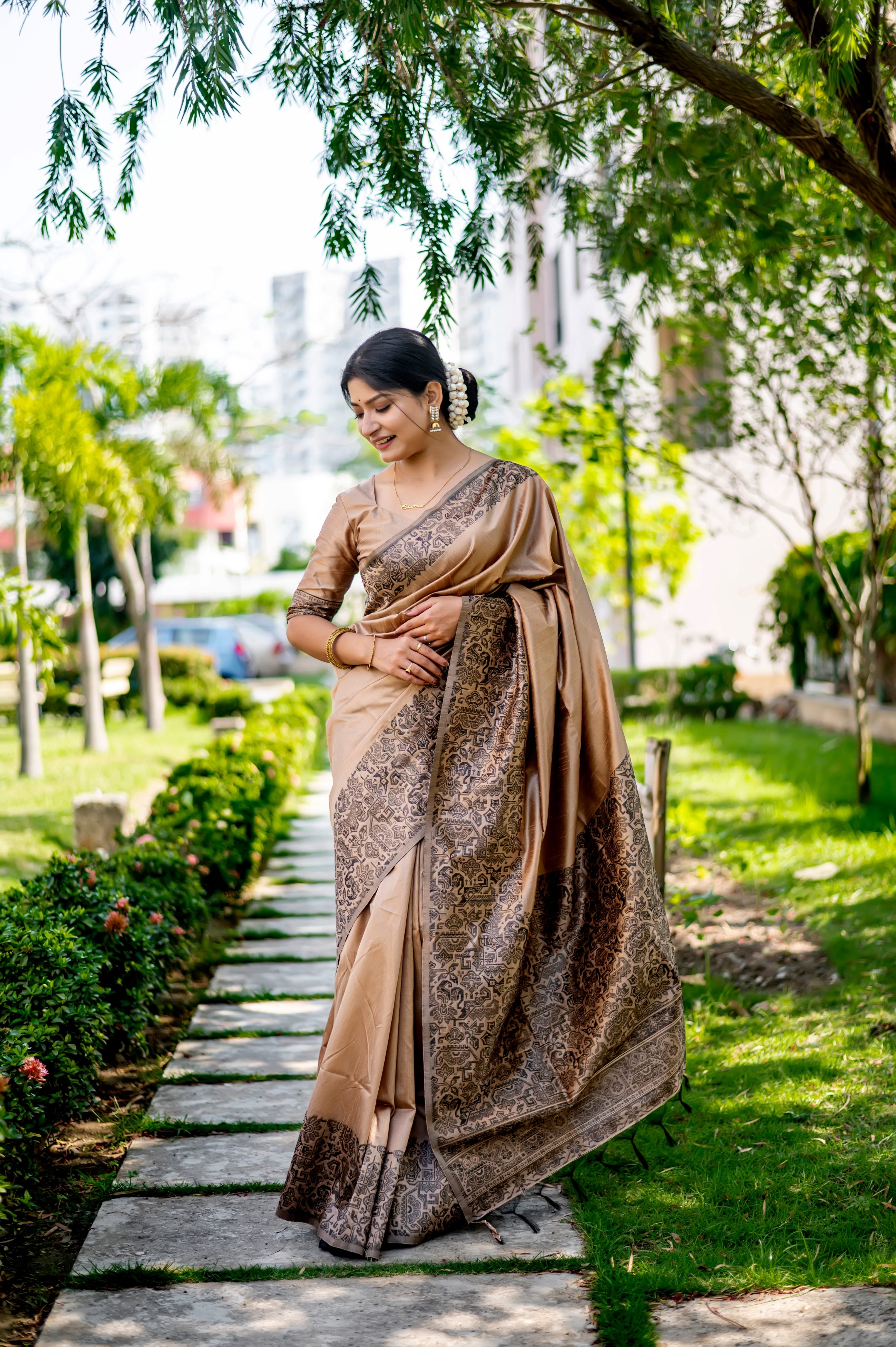 Buy Classy Bollywood Organza Sarees Online In India | Me99