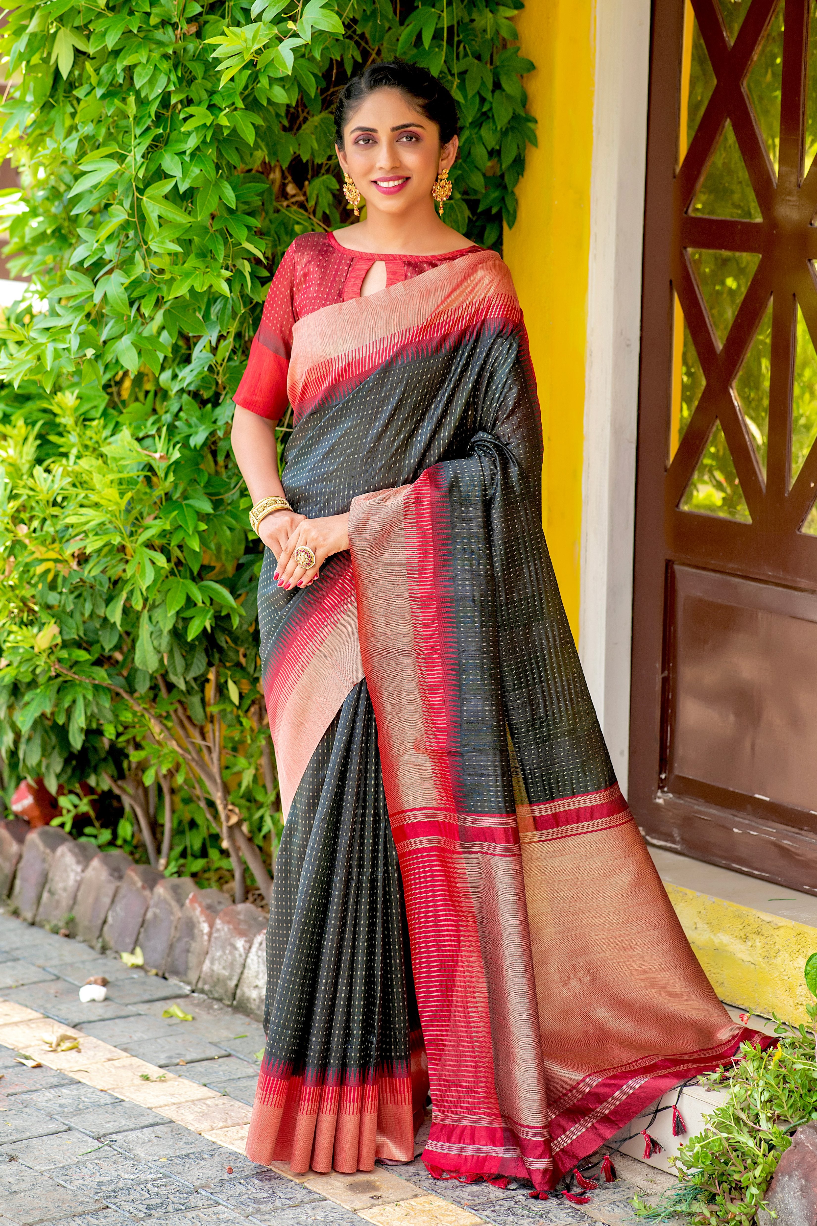 Women's Black South Silk Zari Woven Saree With Blouse  (Saree Blouse Without stitch) - Aastha Fashion