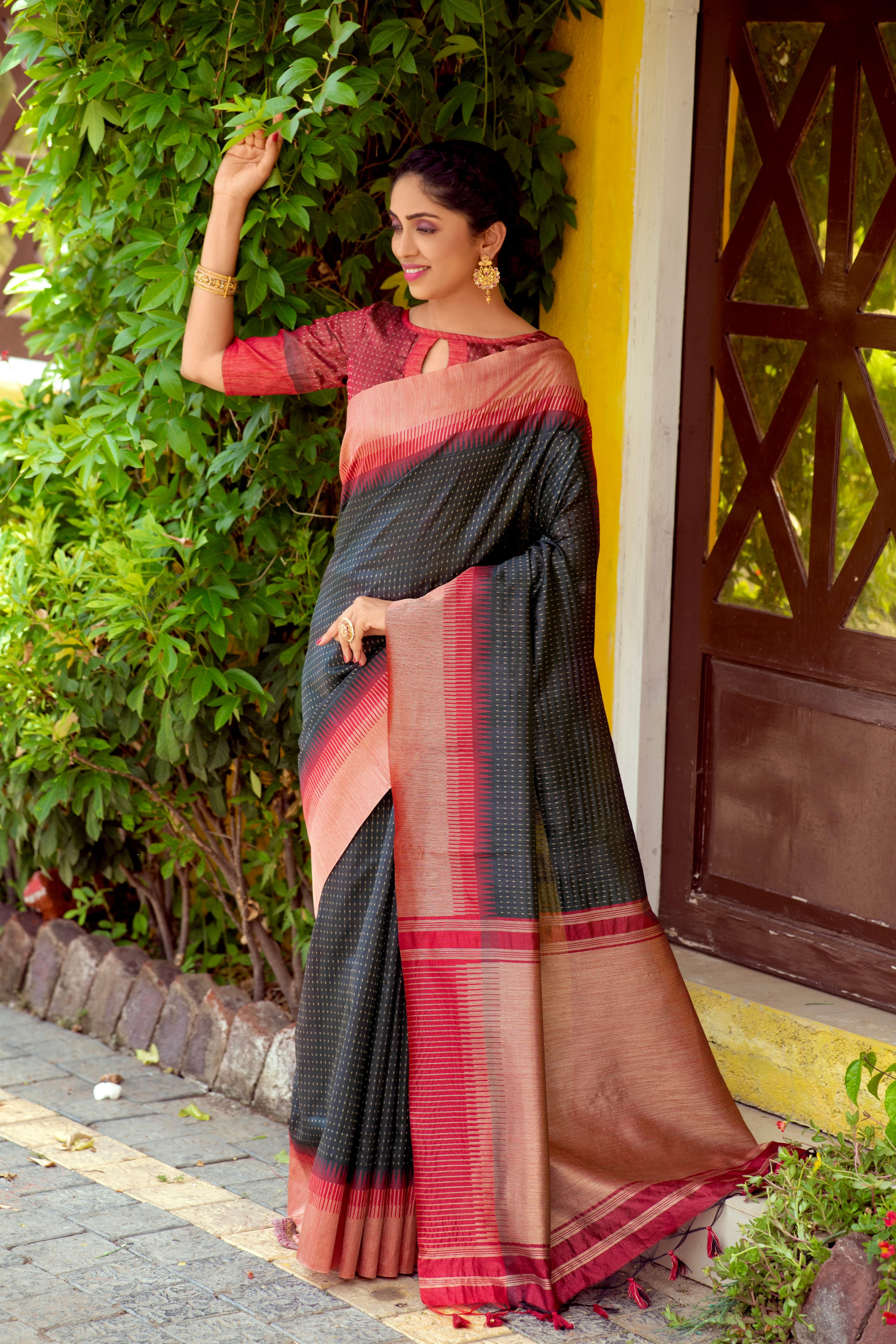 Women's Black South Silk Zari Woven Saree With Blouse  (Saree Blouse Without stitch) - Aastha Fashion