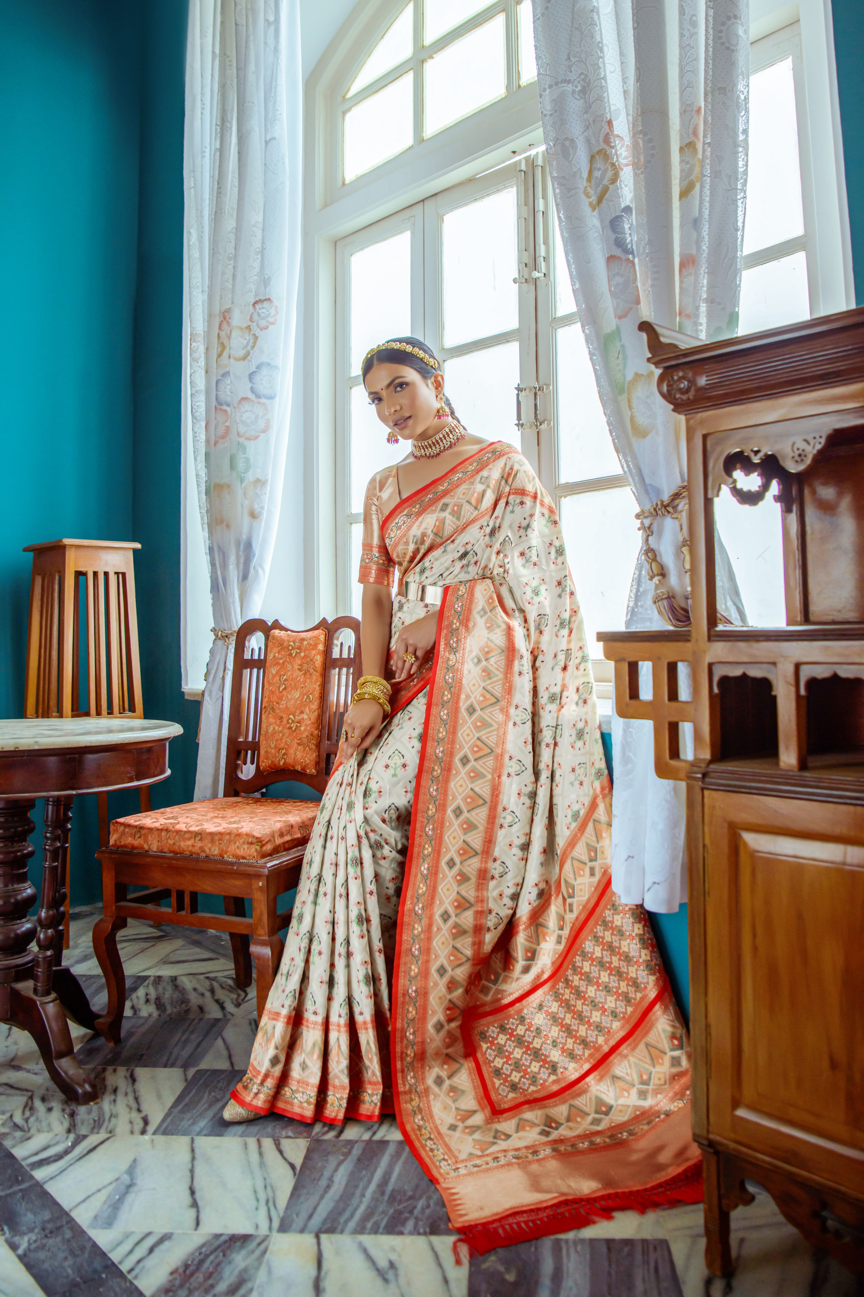 Women's White Banarasi Silk Patola Print With Woven Saree With Blouse  (Saree Blouse Without stitch) - Aastha Fashion