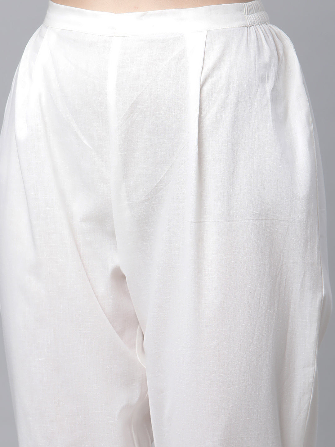 Women's Off White Kurta With Pant Set By Ahalyaa- (2Pcs Set)