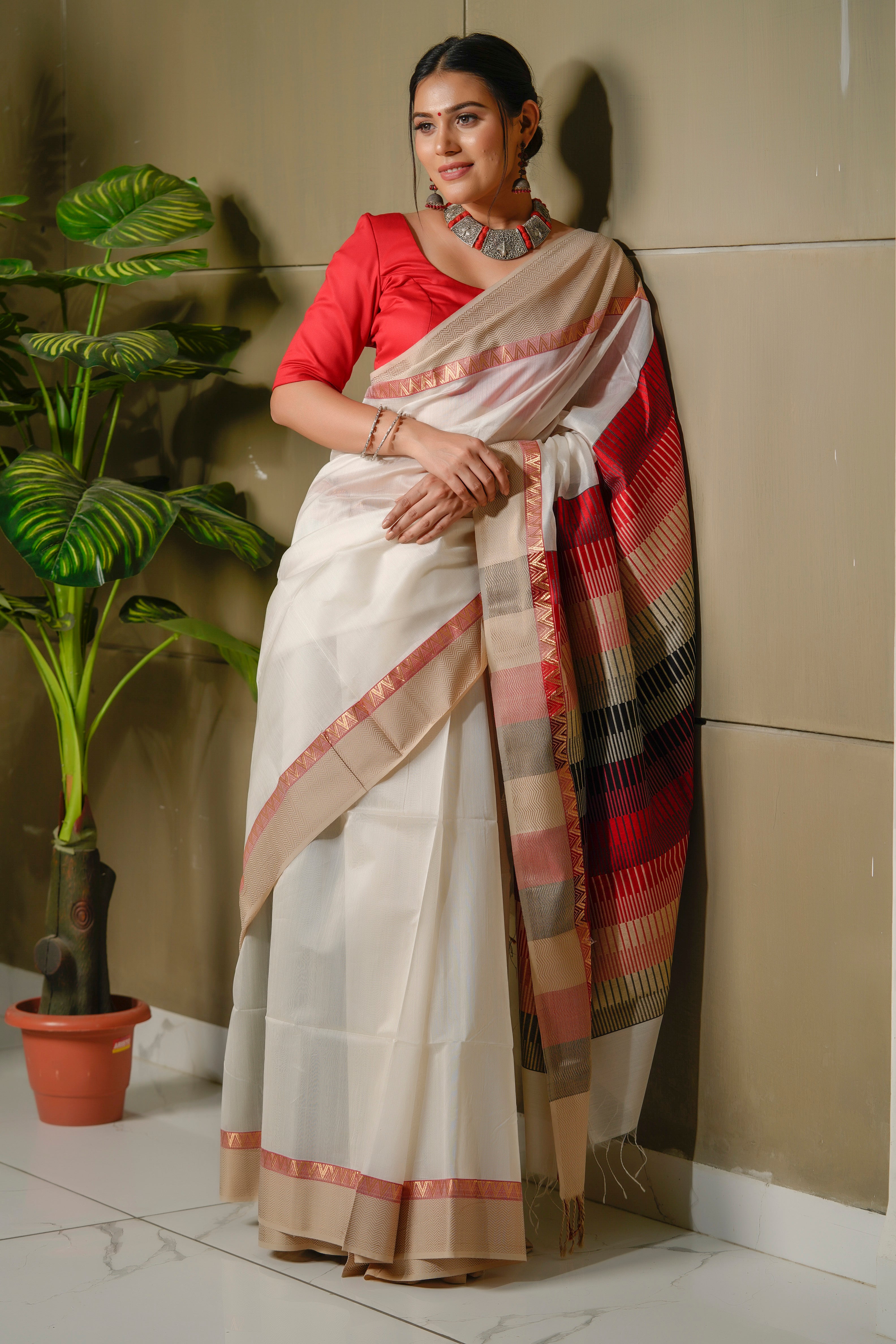 Women's White Silk Maheshwari Handloom Saree - Maahishmati
