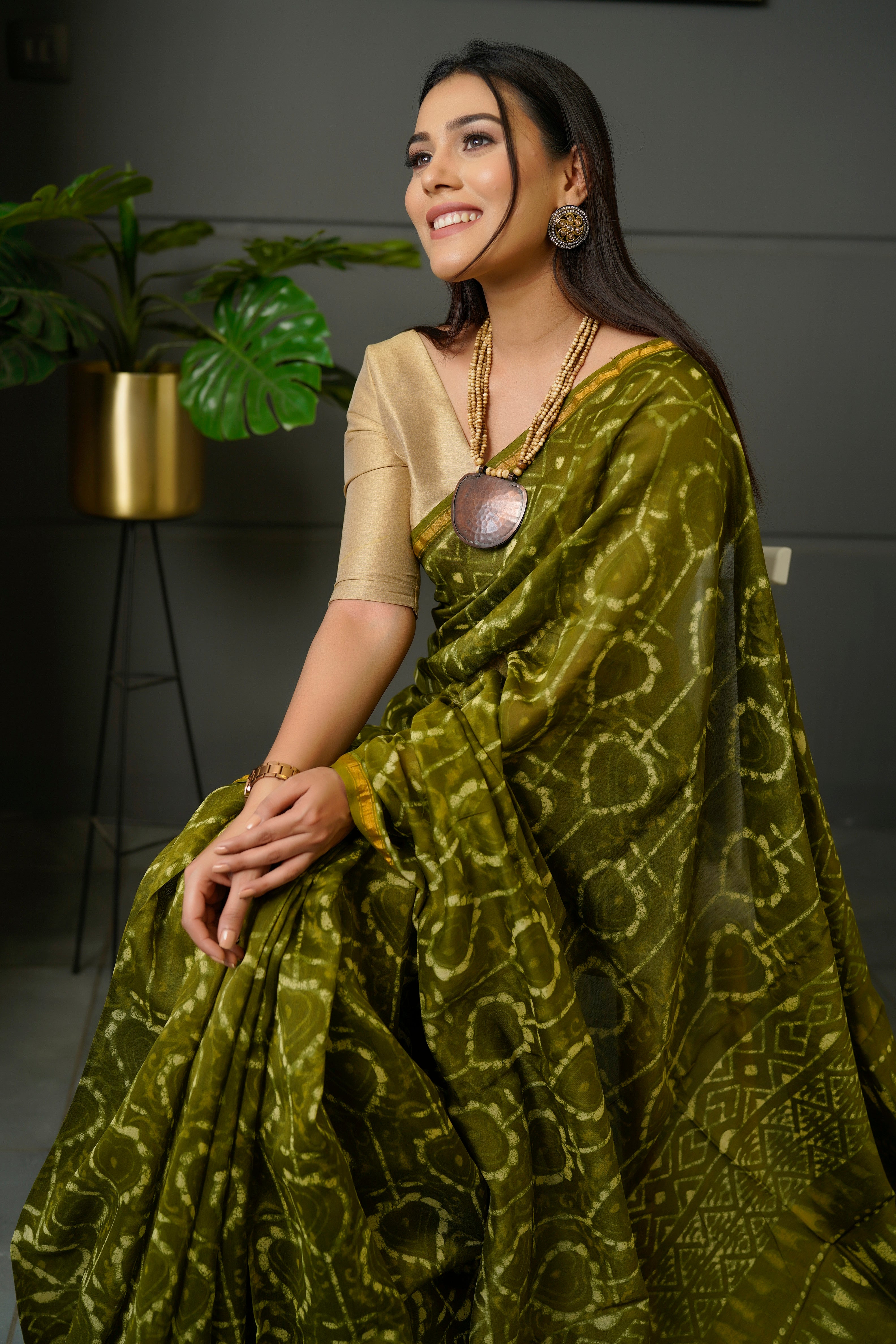 Women's Olive Green Silk Cotton Maheshwari Handloom Saree with Zari Border - Maahishmati