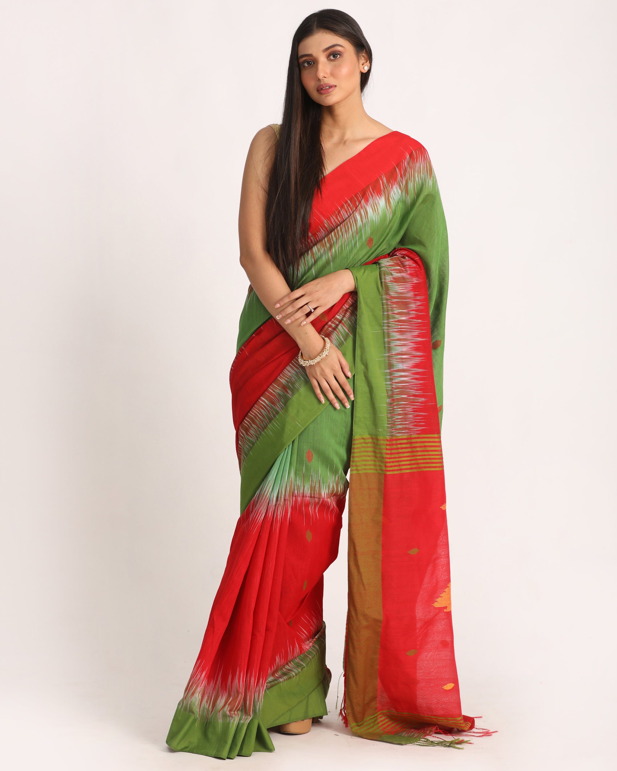 Women's Red Green Cotton Blend Handloom Tie Dye Jamdani Saree - Angoshobha