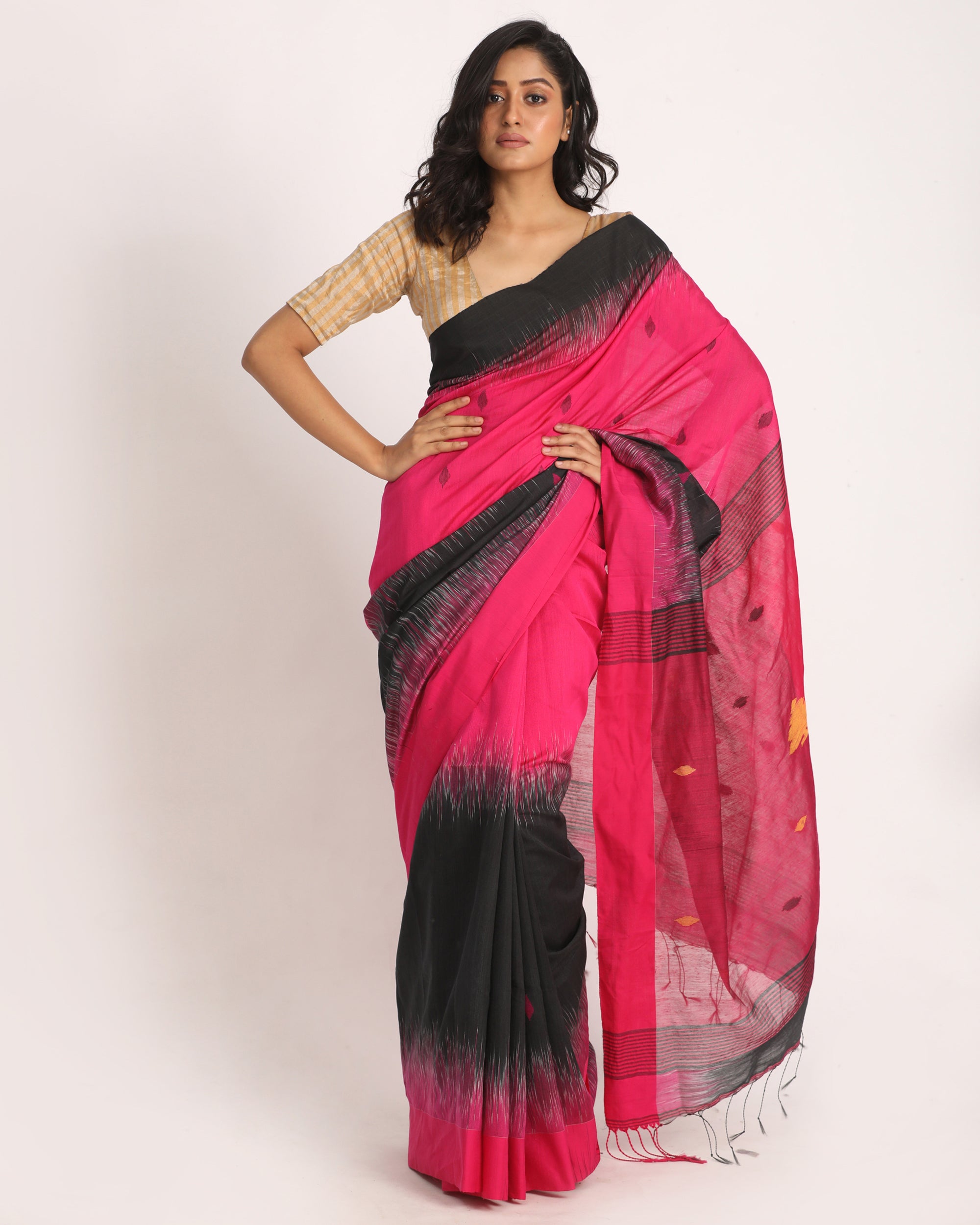 Women's Fuchsia Black Cotton Blend Handloom Tie Dye Jamdani Saree - Angoshobha