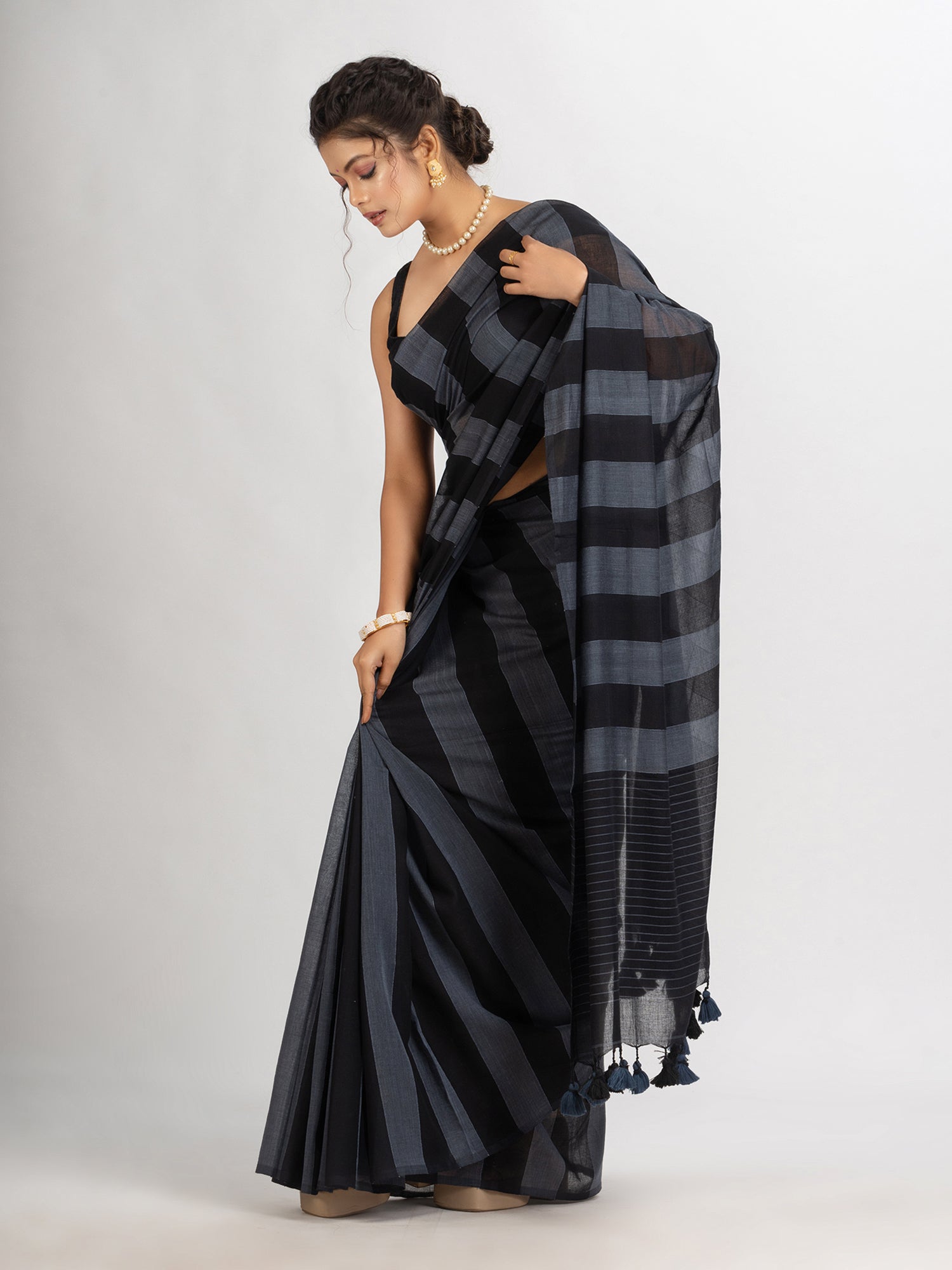 Women's Gray And Black Stipe Handwoven Cotton handloom Saree - Angoshobha