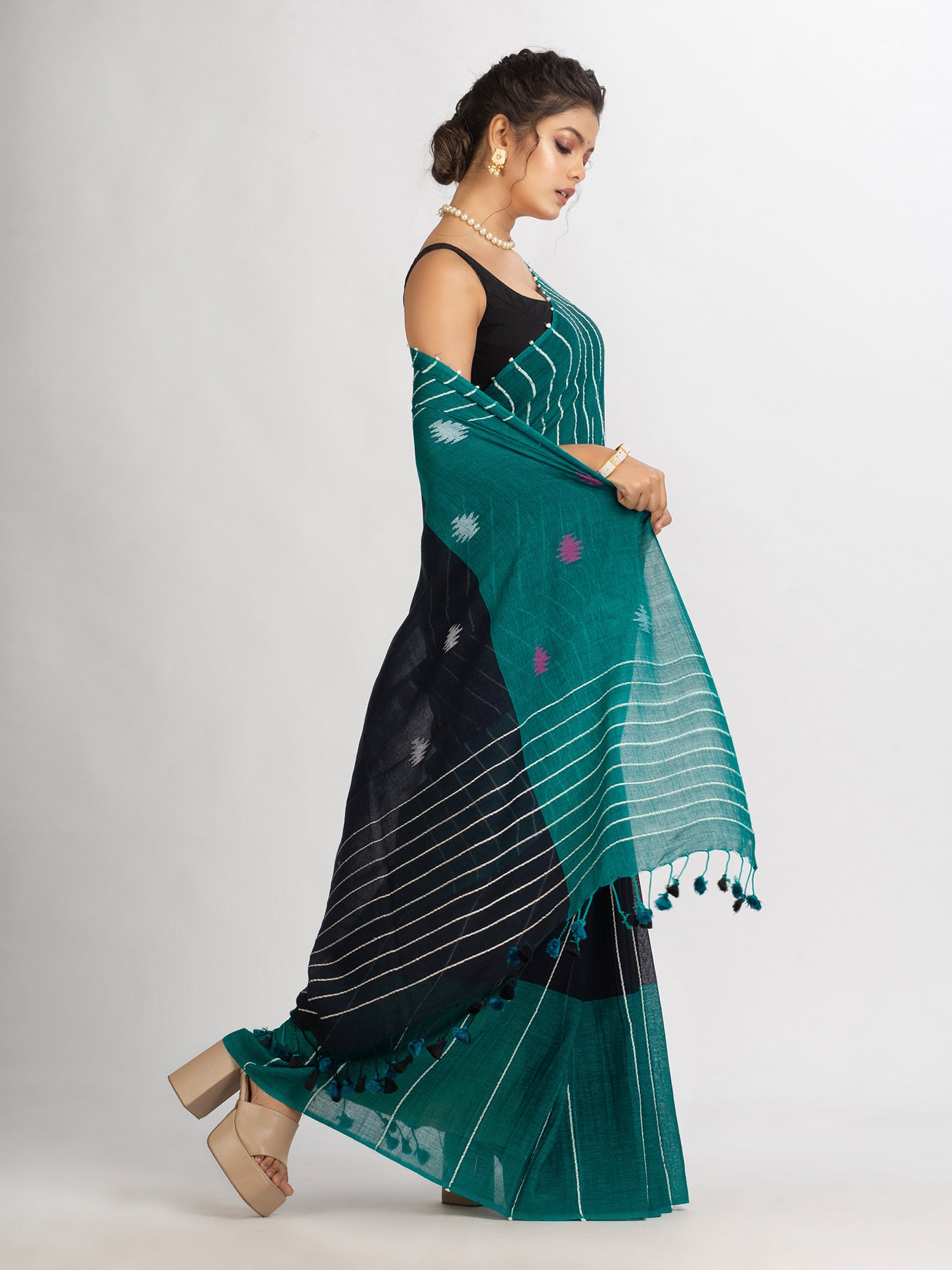 Women's Black And Raja Handwoven Cotton Jamdani handloom Saree - Angoshobha