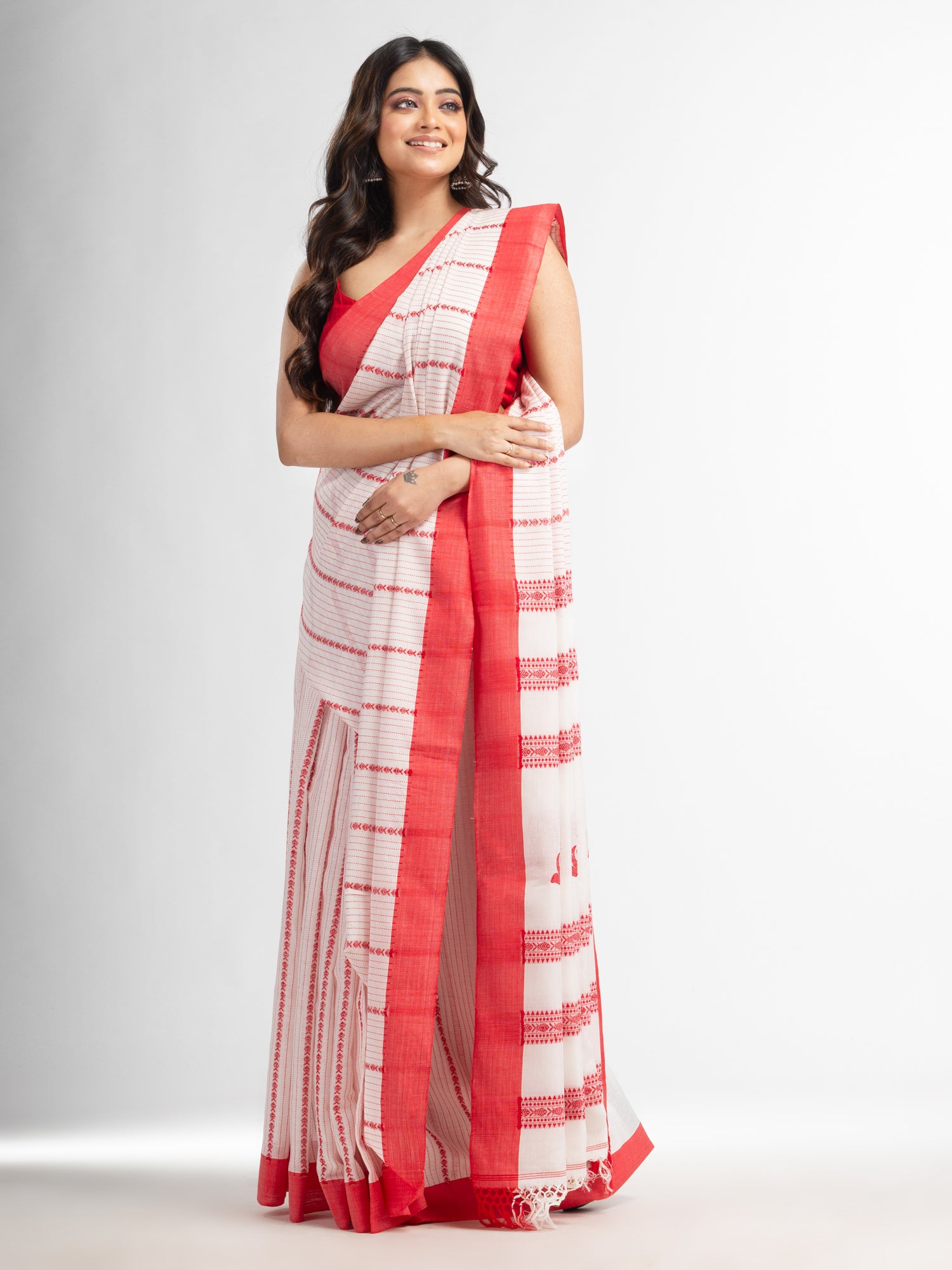 Women's white all body small fish design with fish design pallu in solid border handwoven cotton saree