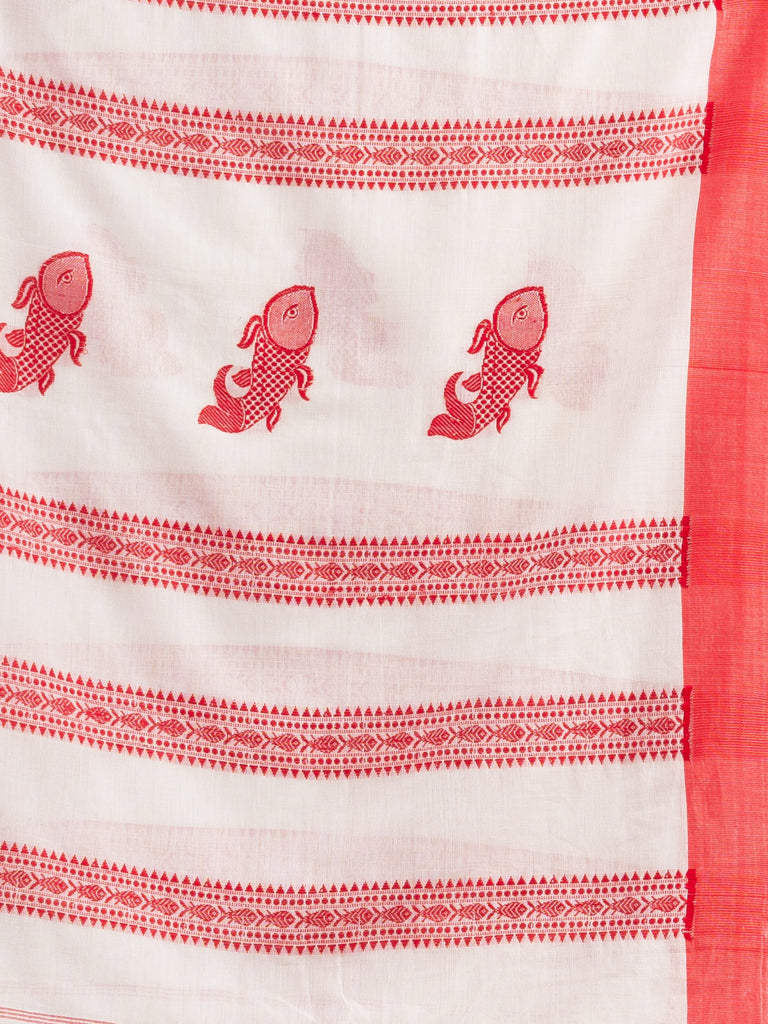 Women's white all body small fish design with fish design pallu in solid border handwoven cotton saree