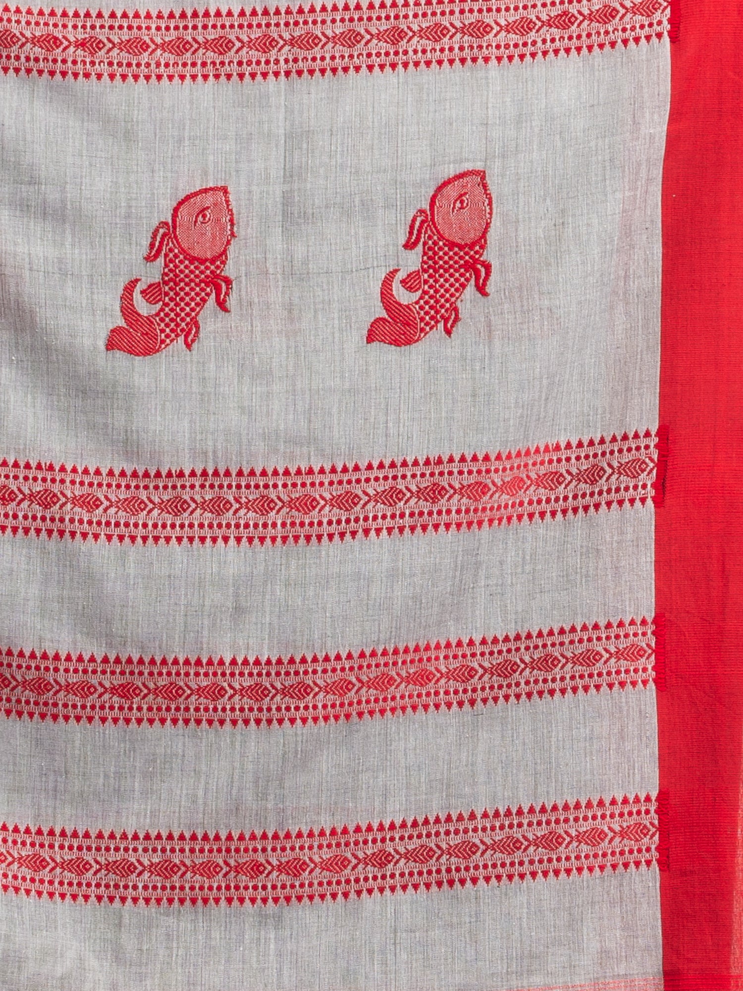 Women's Grey all body small fish design with fish design pallu in solid border handwoven cotton saree - Angoshobha
