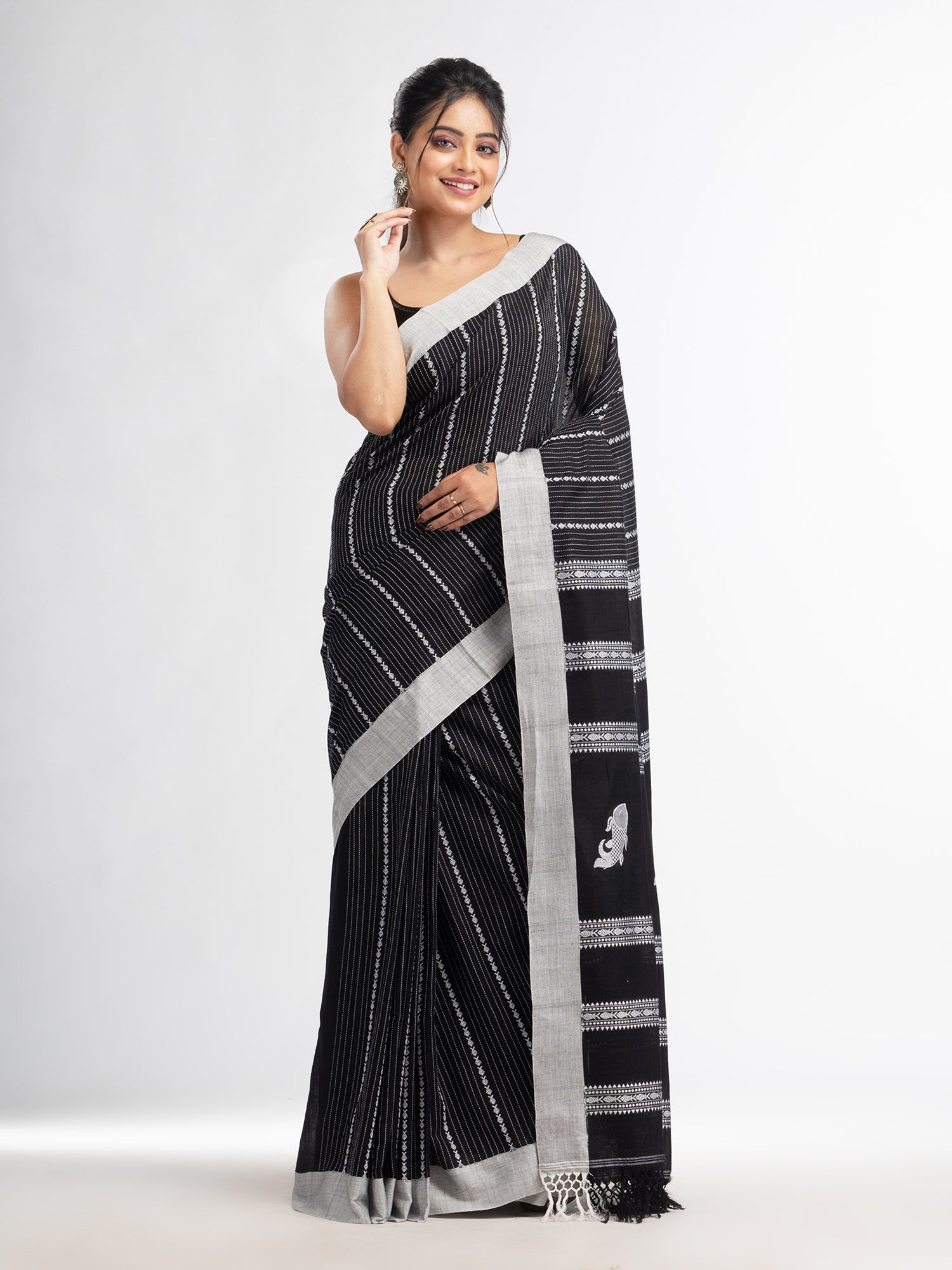 Women's Black all body small fish design with fish design pallu in solid border handwoven cotton saree - Angoshobha