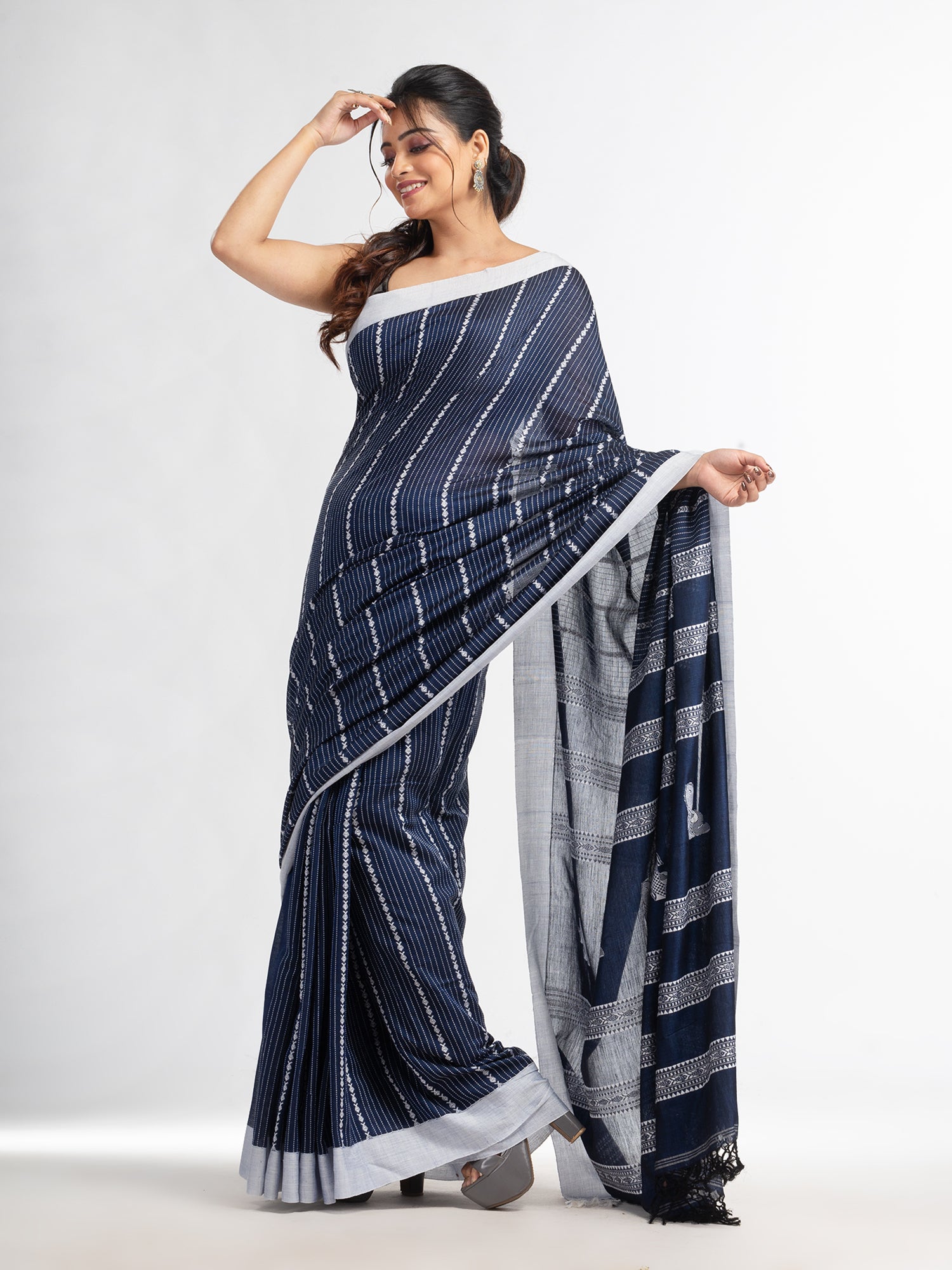 Women's Nevy Blue all body small fish design with fish design pallu in solid border handwoven cotton saree - Angoshobha