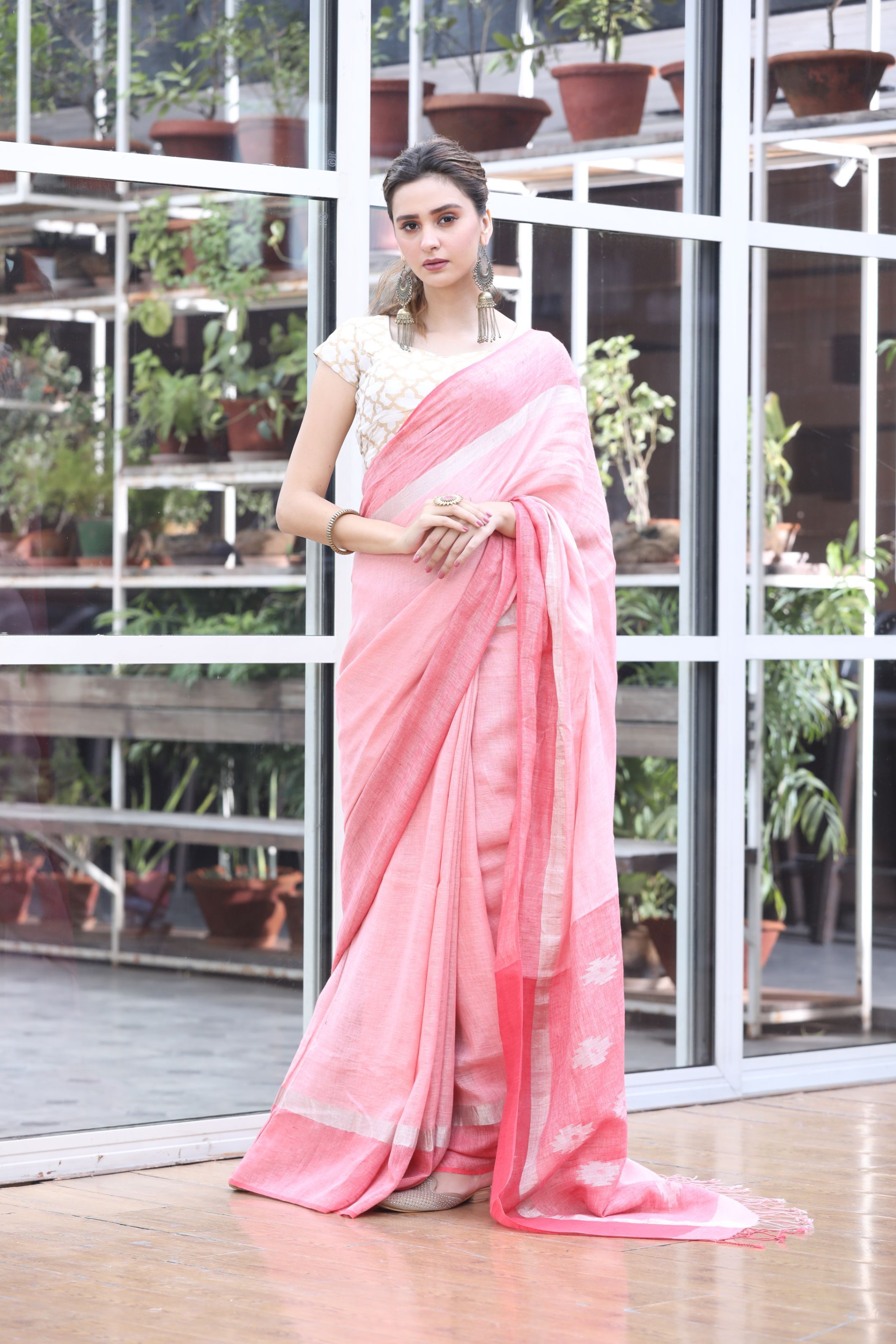 Women's Light pink handwoven linen saree - Angoshobha