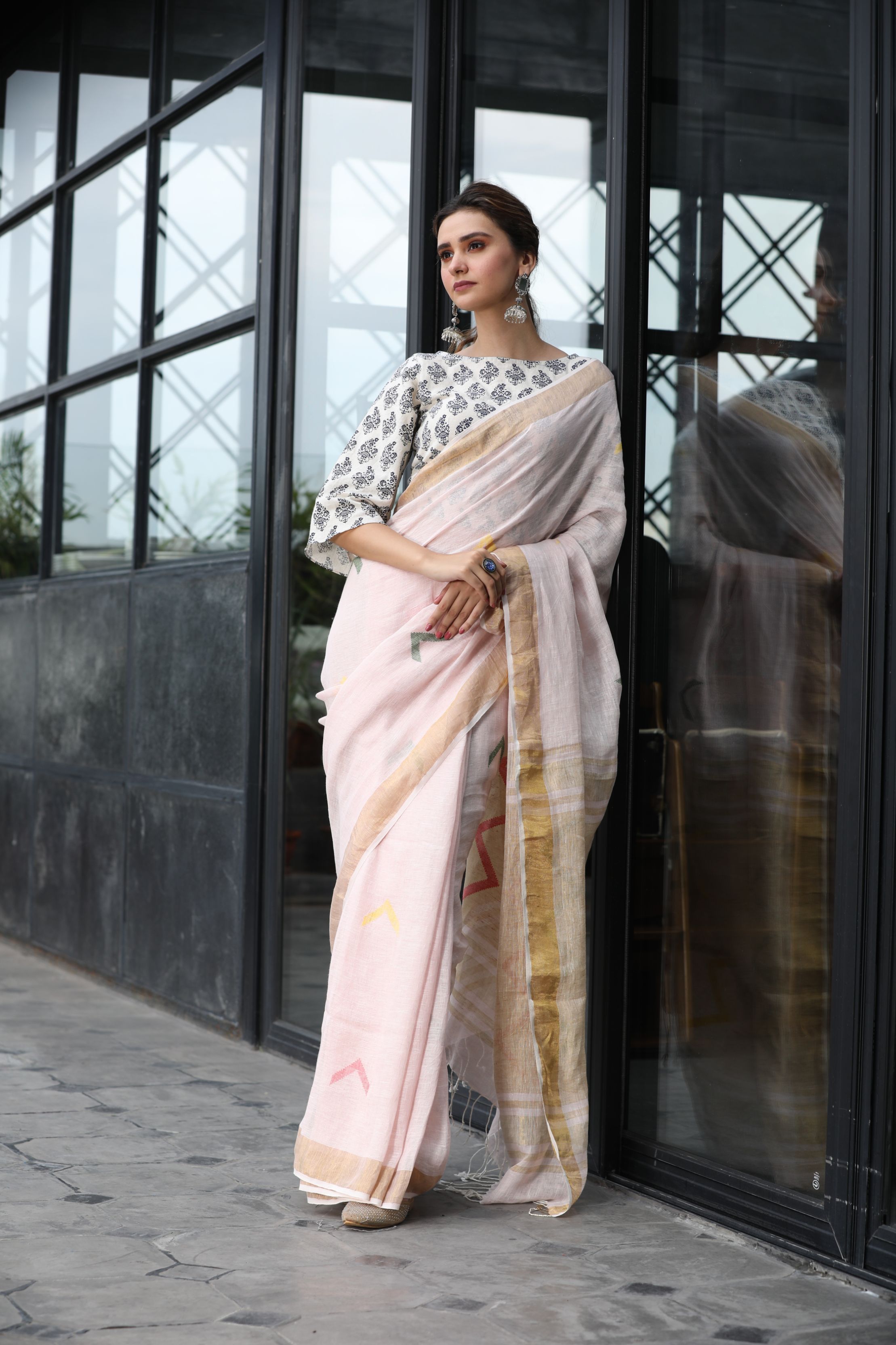 Women's Silver pink handwoven linen saree - Angoshobha