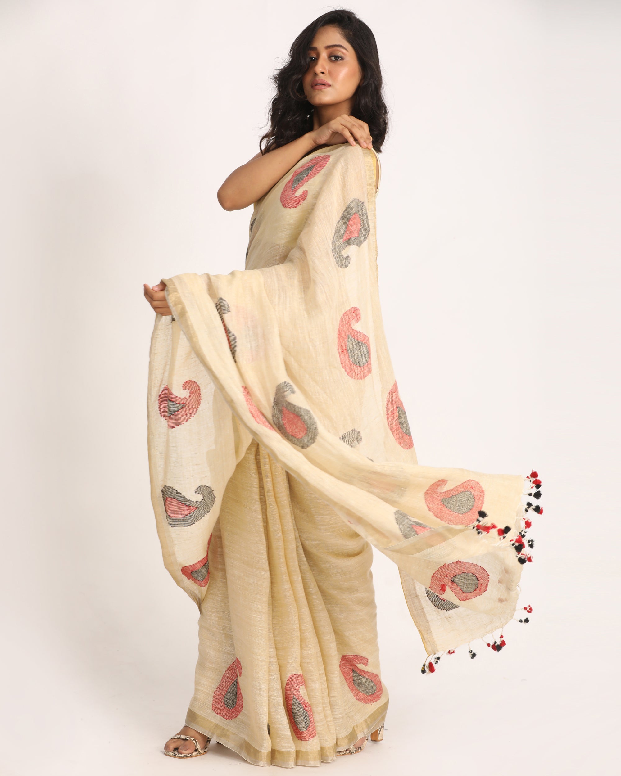 Women's Bisque Traditional Handloom Linen Jamdani Saree - Angoshobha
