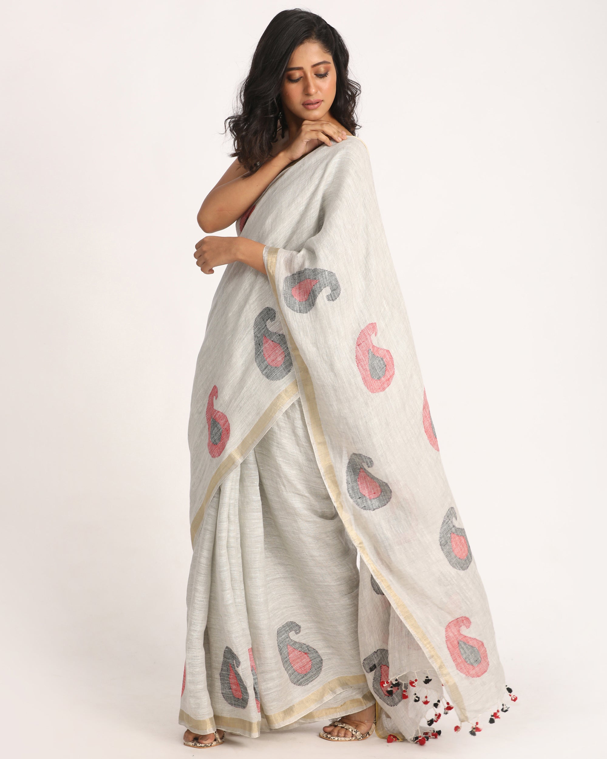 Women's Silver Greytraditional Handloom Linen Jamdani Saree - Angoshobha