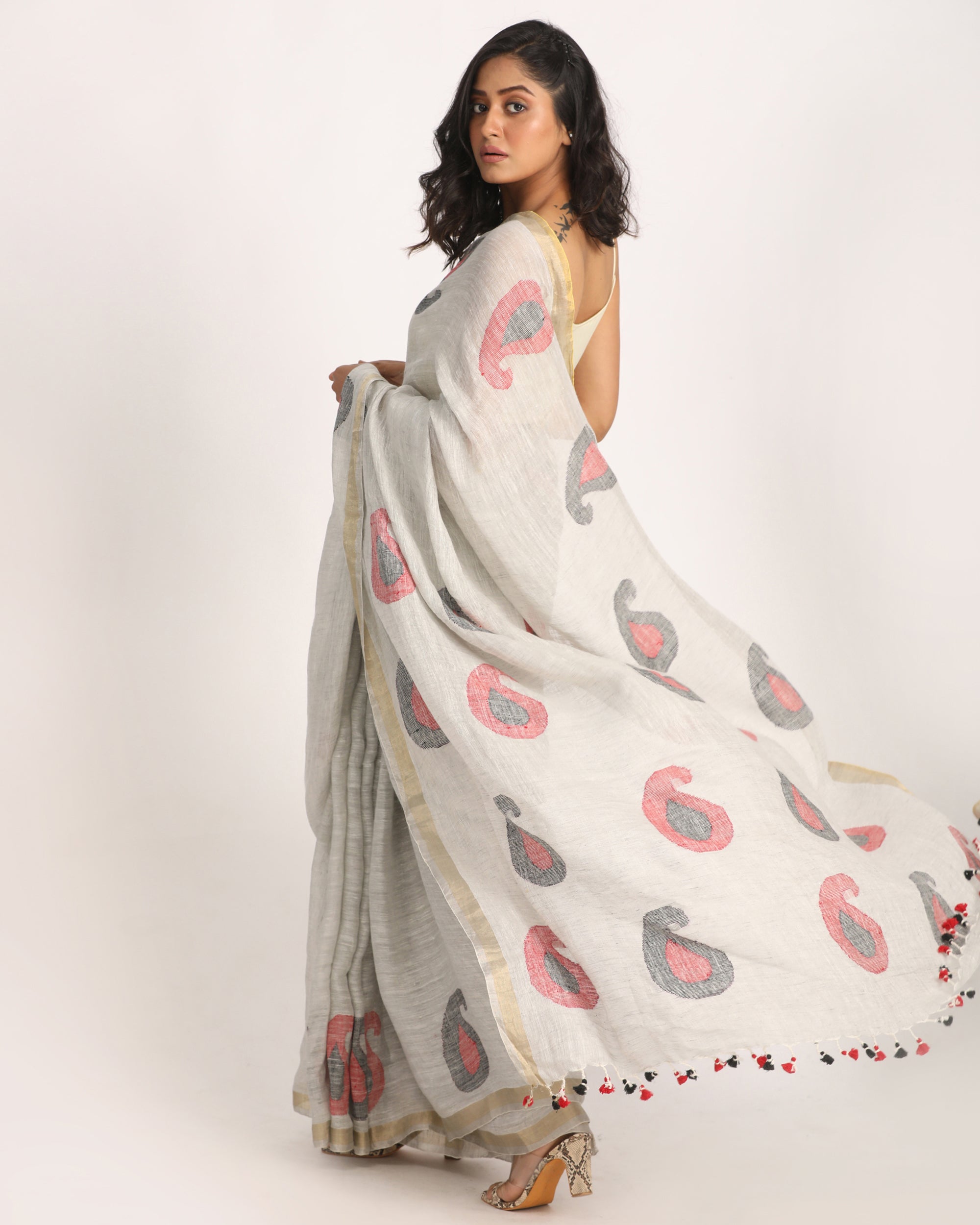 Women's Silver Greytraditional Handloom Linen Jamdani Saree - Angoshobha