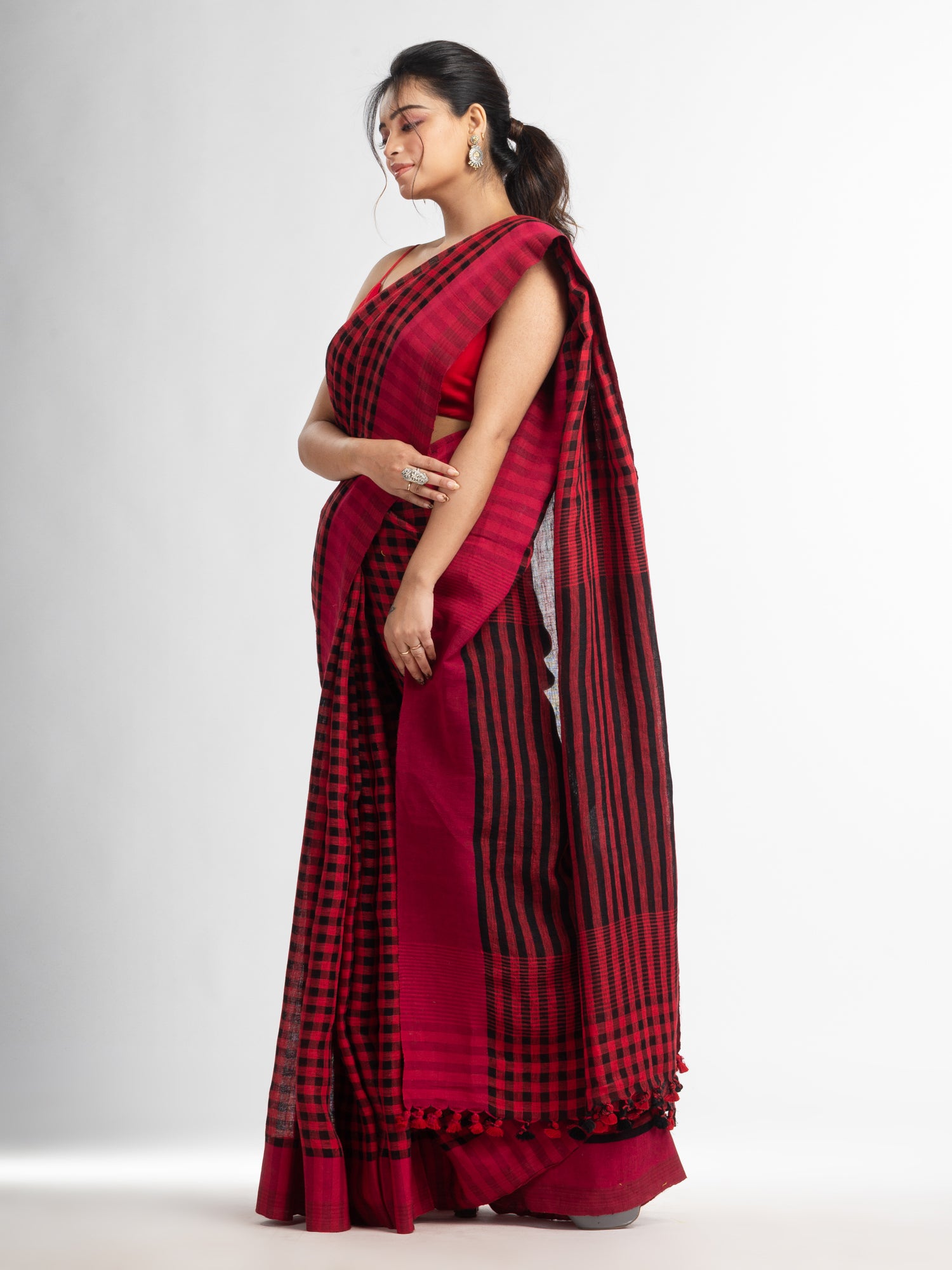 Women's Red and black gamchha check with black pallu in solitd border handwoven linen saree - Angoshobha
