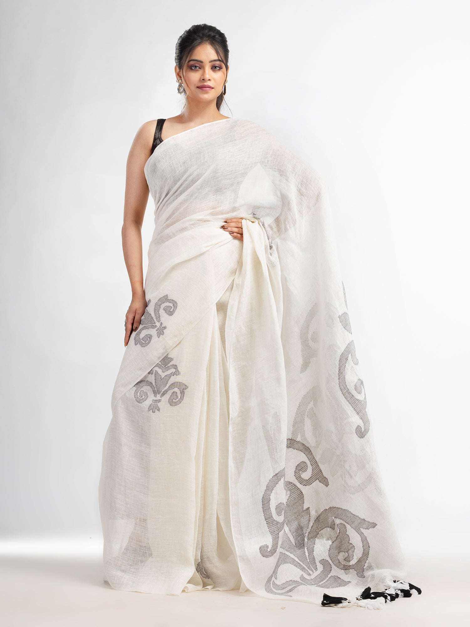 Women's White jamdani handwoven linen saree - Angoshobha