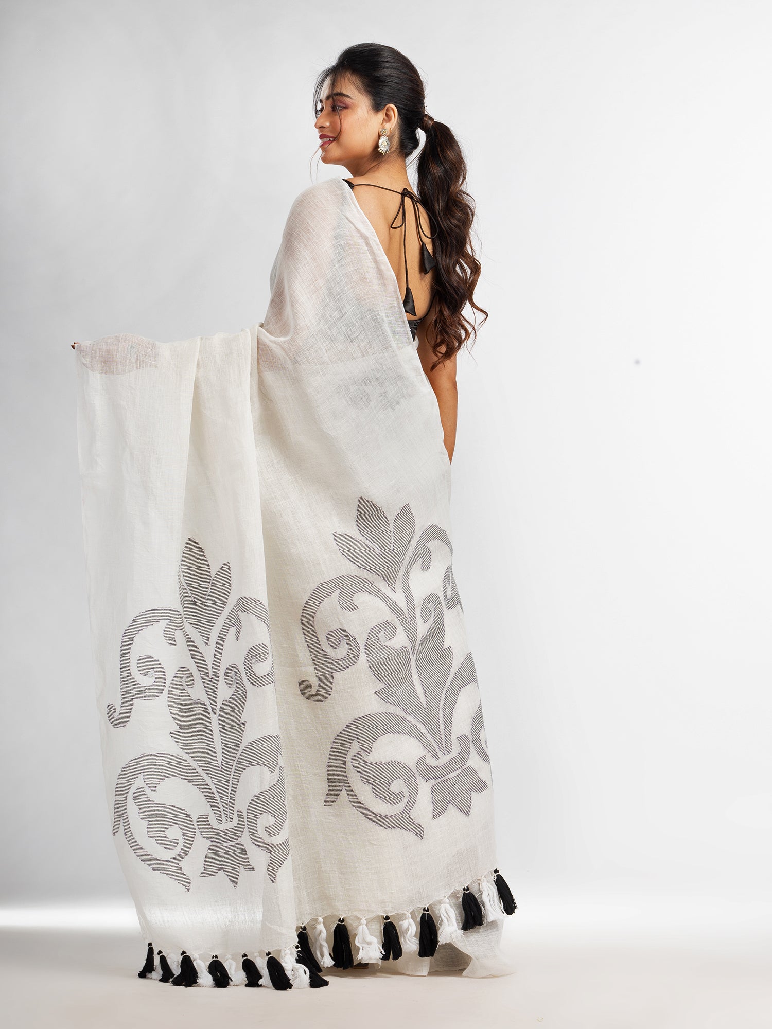 Women's White jamdani handwoven linen saree - Angoshobha