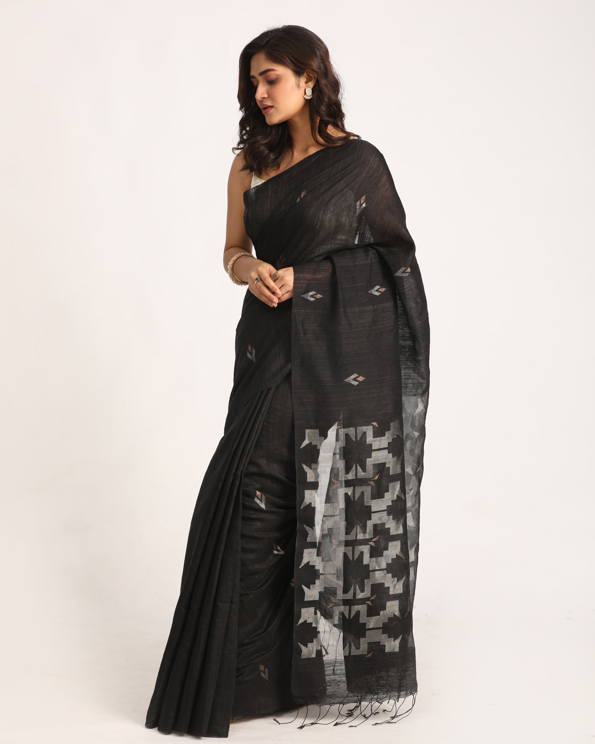 Women's Black Matka Silk Handloom Traditional Jamdani Saree - Angoshobha
