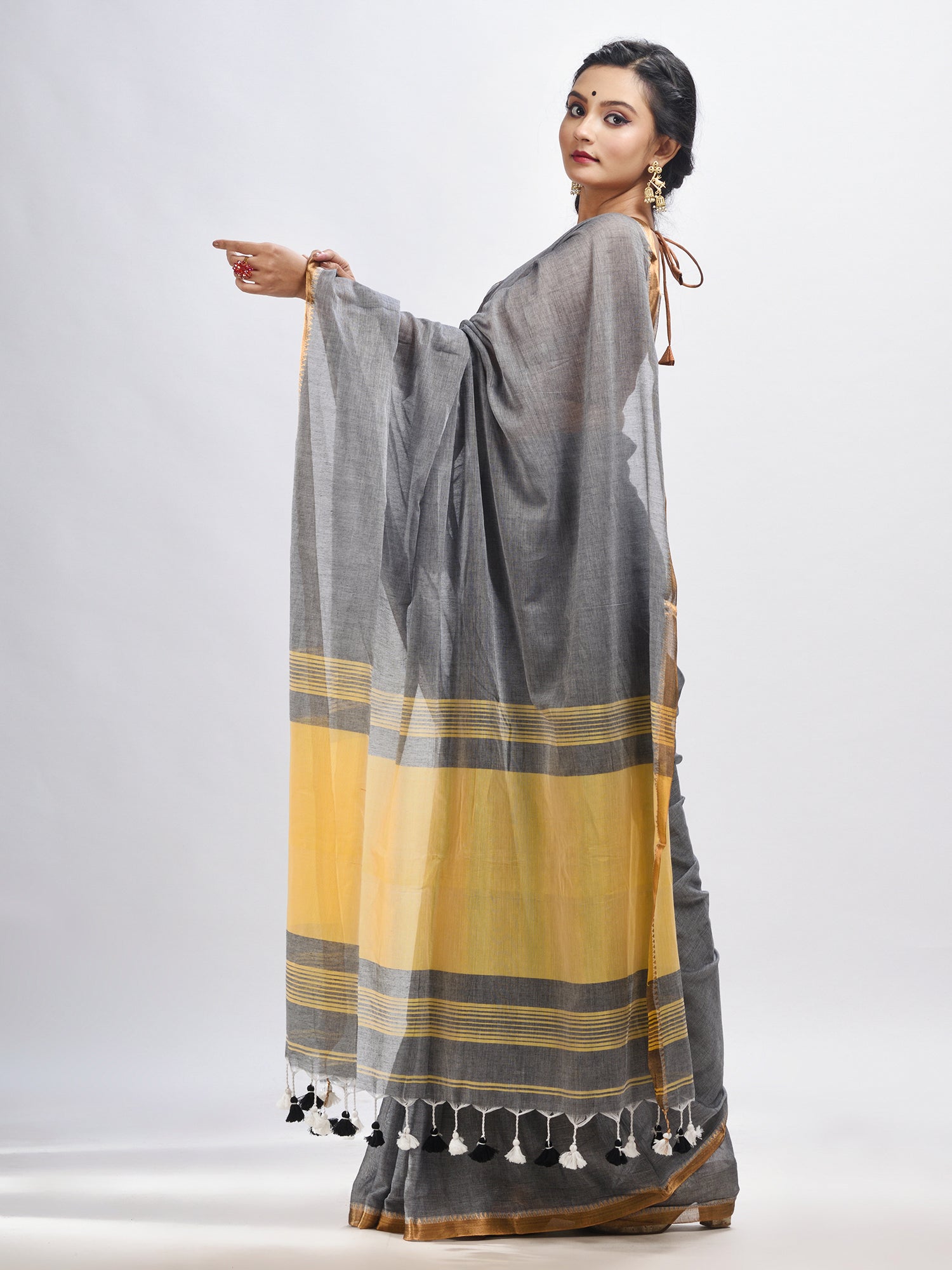 Women's Grey Cotton with zari pallu and zari border handloom Saree - Angoshobha