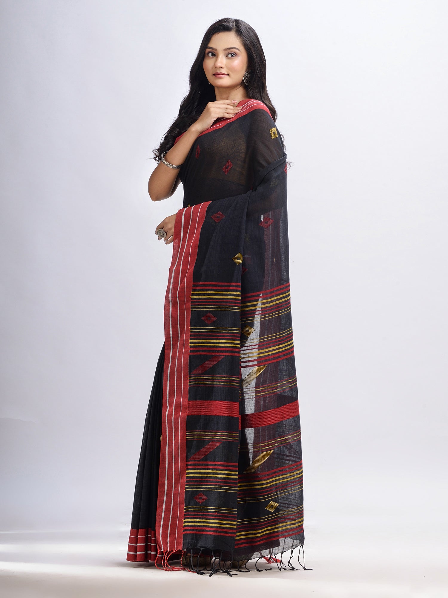 Women's Black cotton with red border handwoven jamdani saree - Angoshobha
