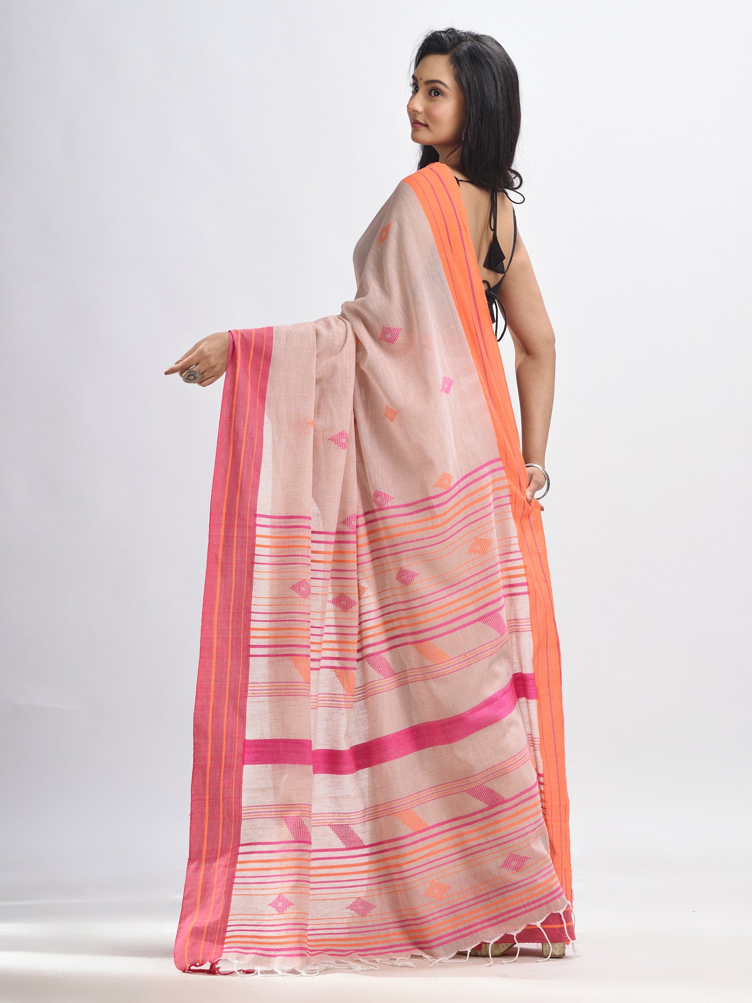 Women's Chic peach cotton with pink border handwoven jamdani saree - Angoshobha